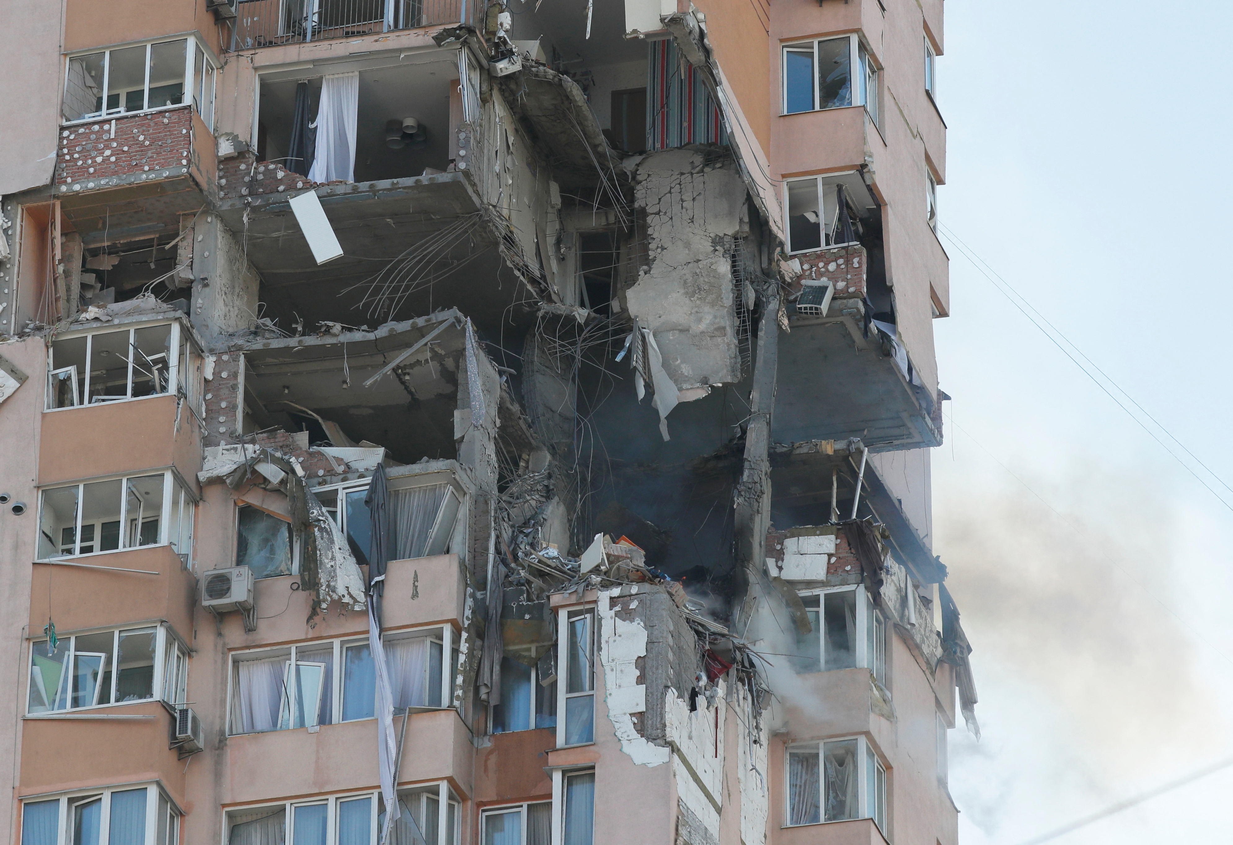Un misil ruso impactó contra un edificio de apartamentos en el oeste de Kiev (REUTERS/Gleb Garanich)