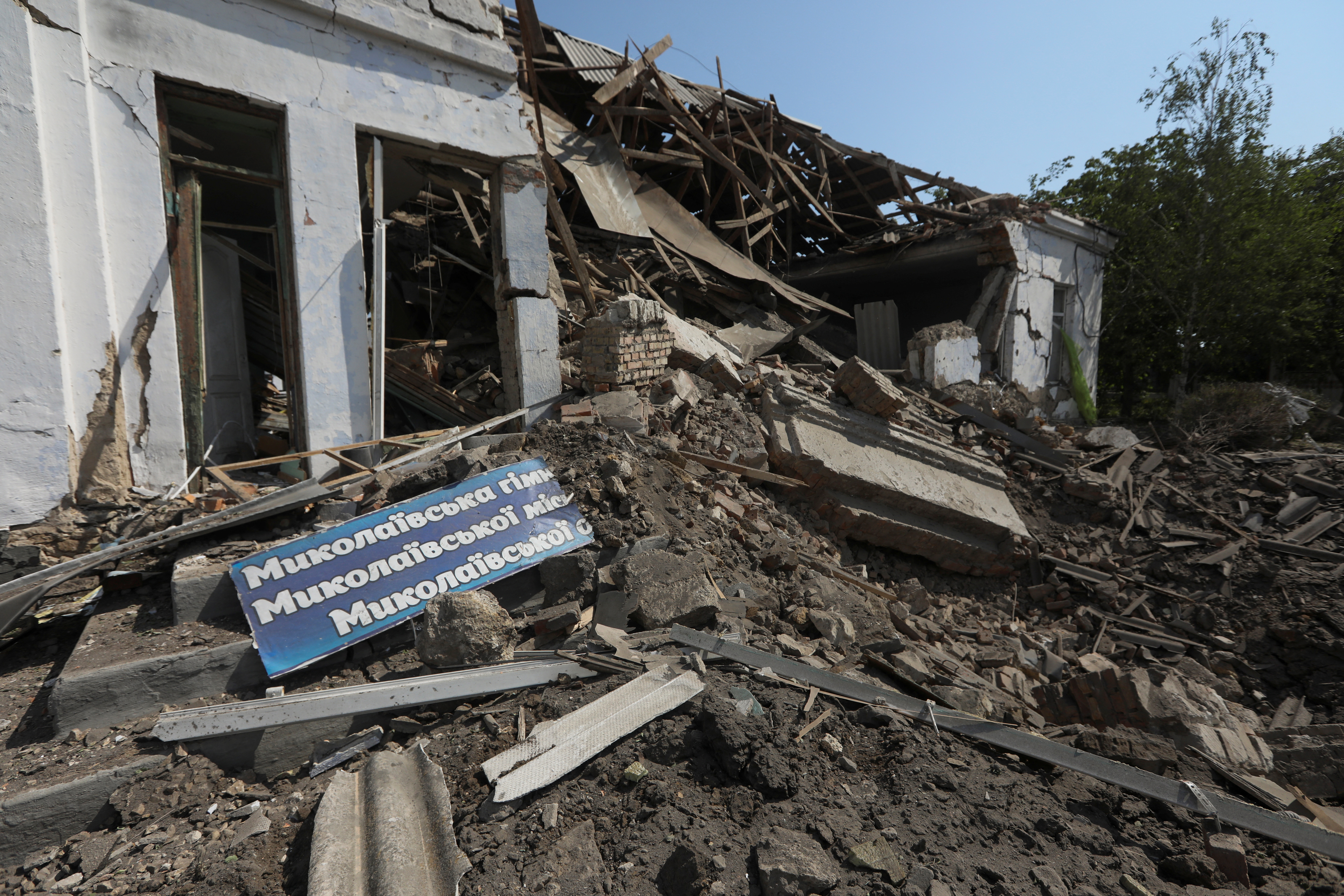 Una vista muestra un edificio escolar dañado por un ataque de misiles rusos, mientras continúa el ataque de Rusia a Ucrania, en Mykolaiv, Ucrania 28 de julio de 2022.  REUTERS/Mykola Tymchenko