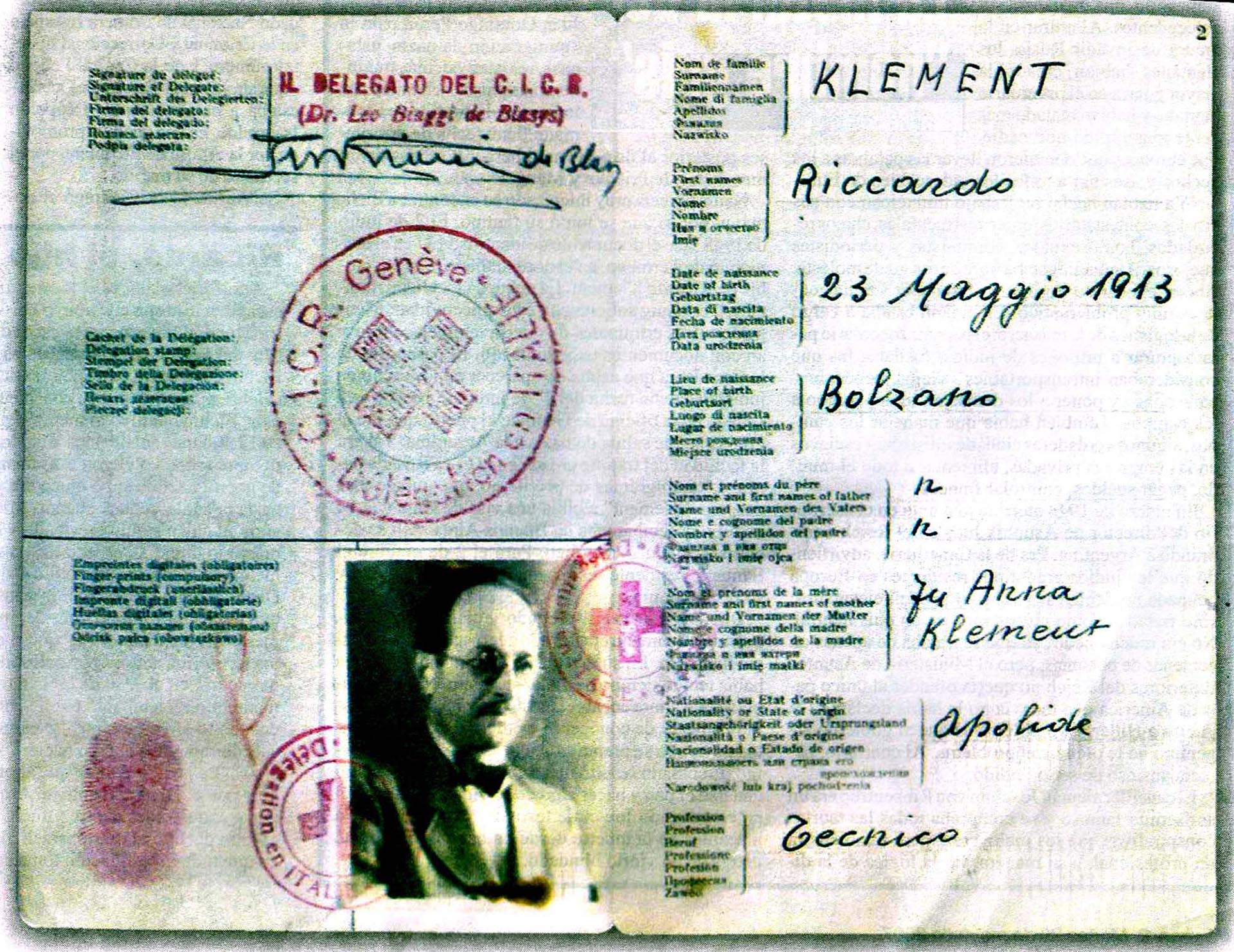 El pasaporte de Ricardo Klement, nombre que usaba Adolf Eichmann para ocultar su verdadera identidad (AFP)