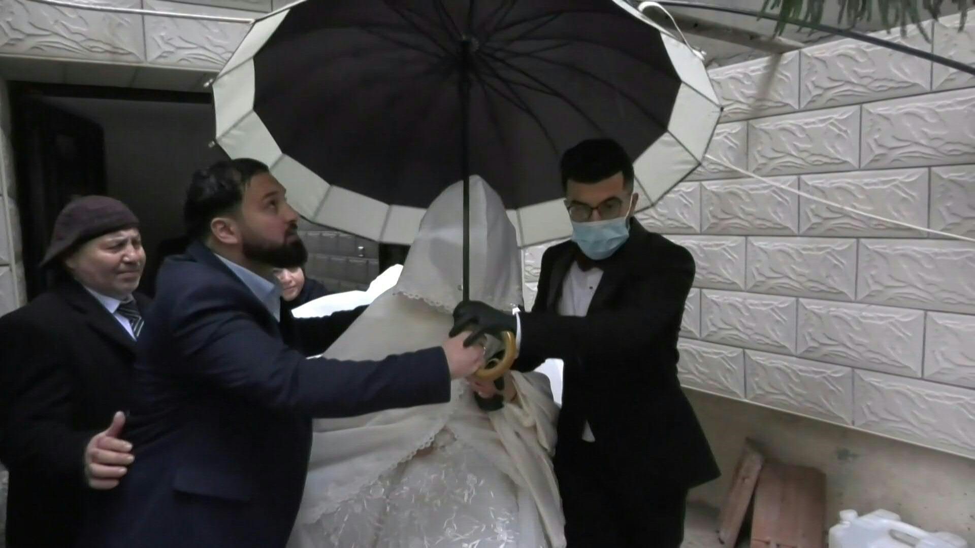 Una pareja palestina decidió el viernes desafiar al nuevo coronavirus y seguir adelante con sus planes de boda, que tuvo lugar con un selecto grupo de invitados.