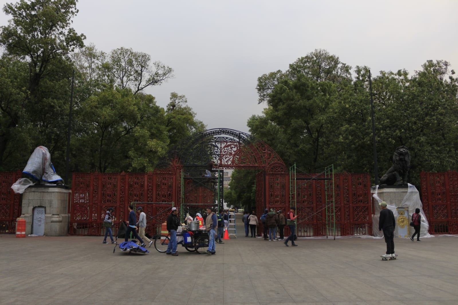 Por qué las rejas del Bosque de Chapultepec fueron pintadas de color guinda  - Infobae