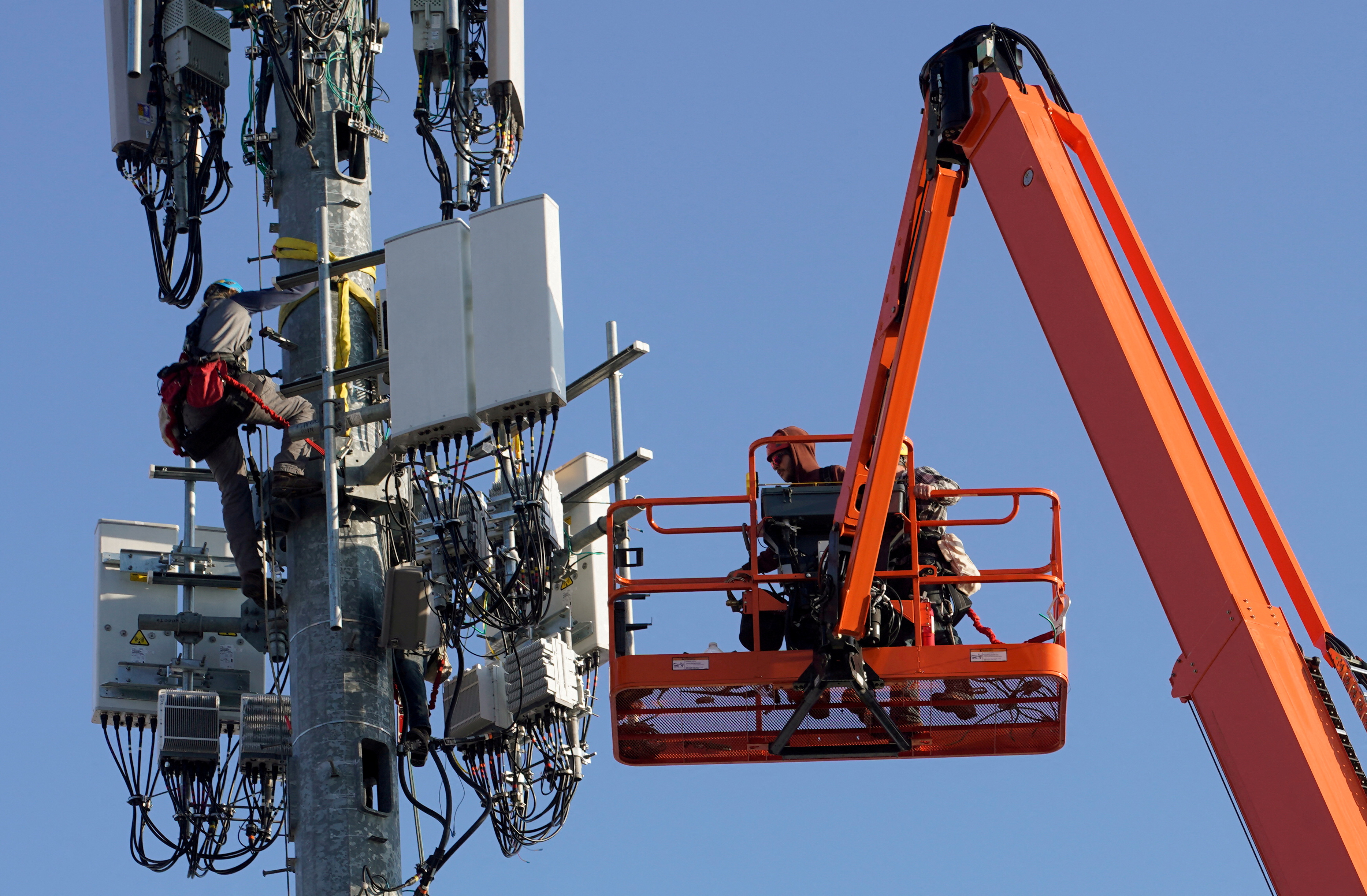 Trabajadores de Verizon instalan una torre con equipos de tecnología 5G. REUTERS/George Frey/File Photo