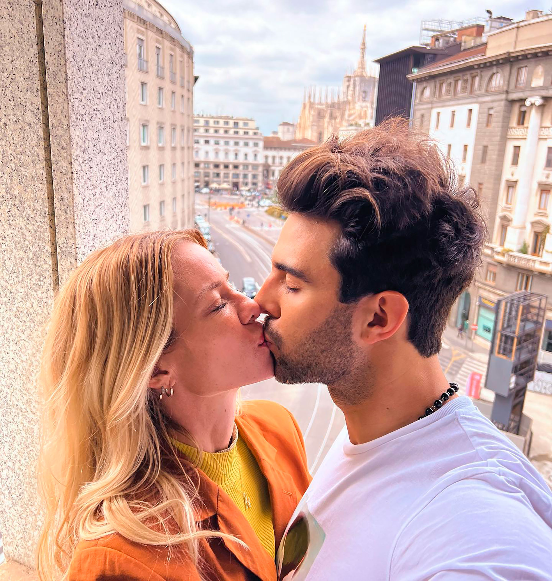 Súper enamorados, Nicole y Urcera en Europa(@nikitaneumannoficial)
