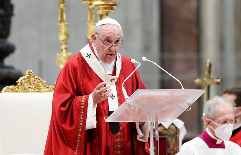 Imagen de archivo del papa Francisco presidiendo la misa de Pentecostés en la Basílica de San Pedro en El Vaticano, 23 de mayo de 2021 (Reuters/ Remo Casilli/ archivo)