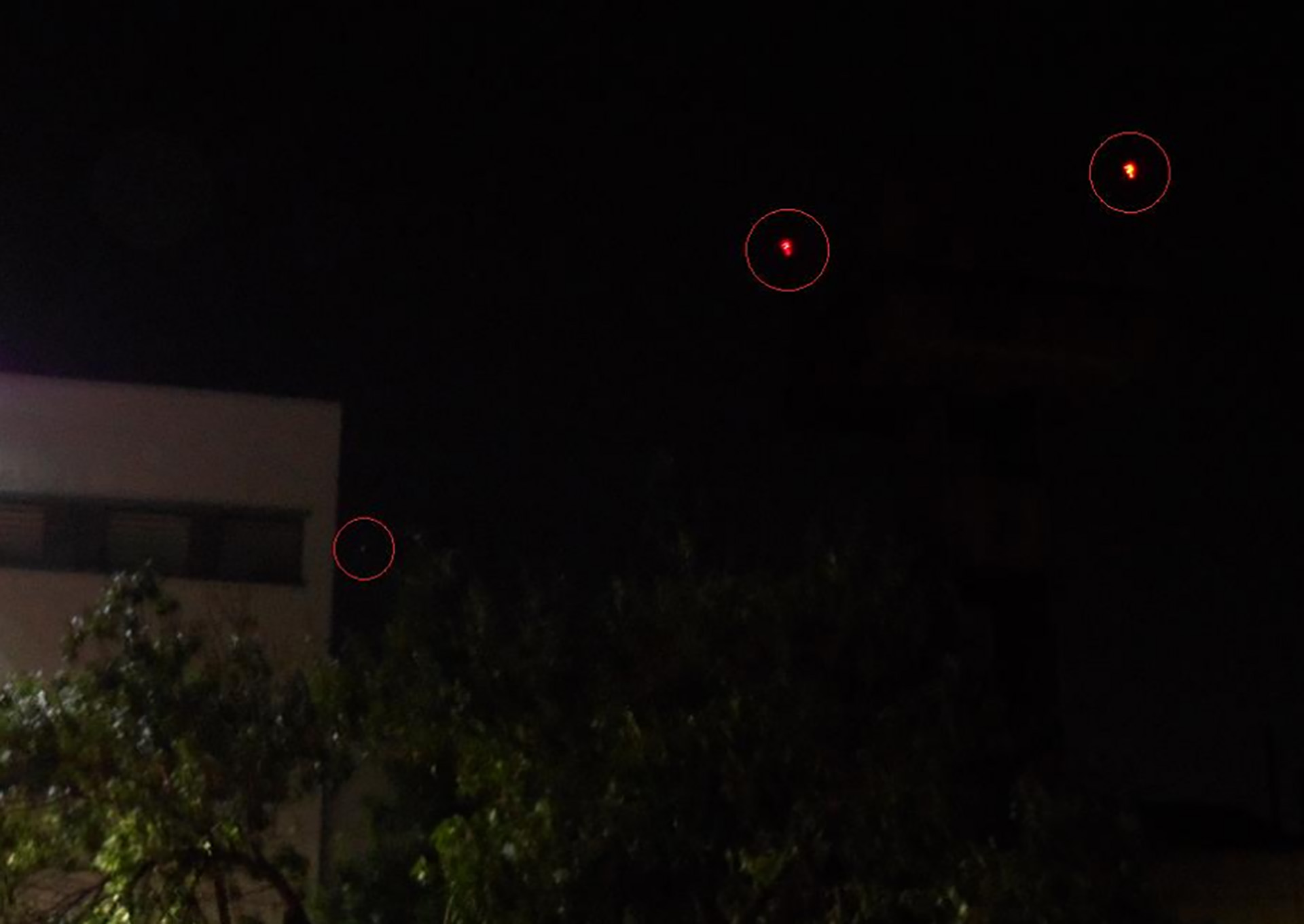 La fotografía nocturna que denunció Adrián Monetta y las tres luces sospechosas sobre el cielo porteño