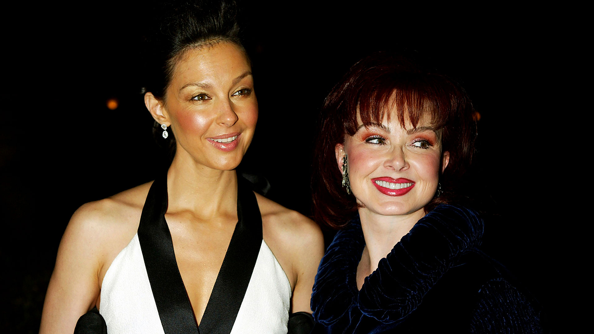 Ashley Judd y su madre Naomi Judd en la premiere de "Twisted" en 2004 (Getty Images)