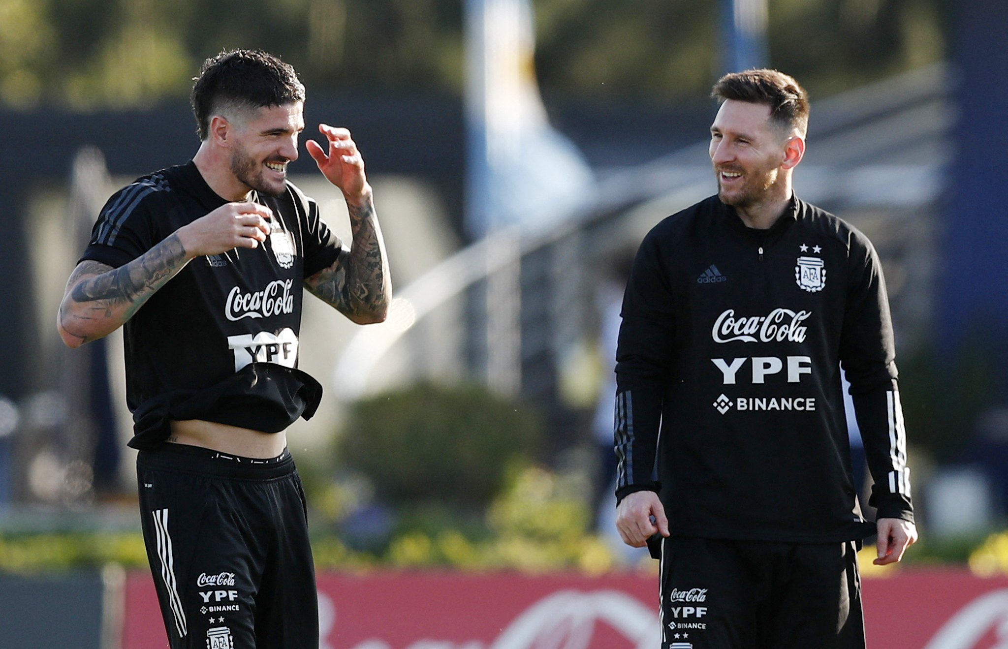 Rodrigo de Paul junto a Lionel Messi en la selección argentina (Reuters)