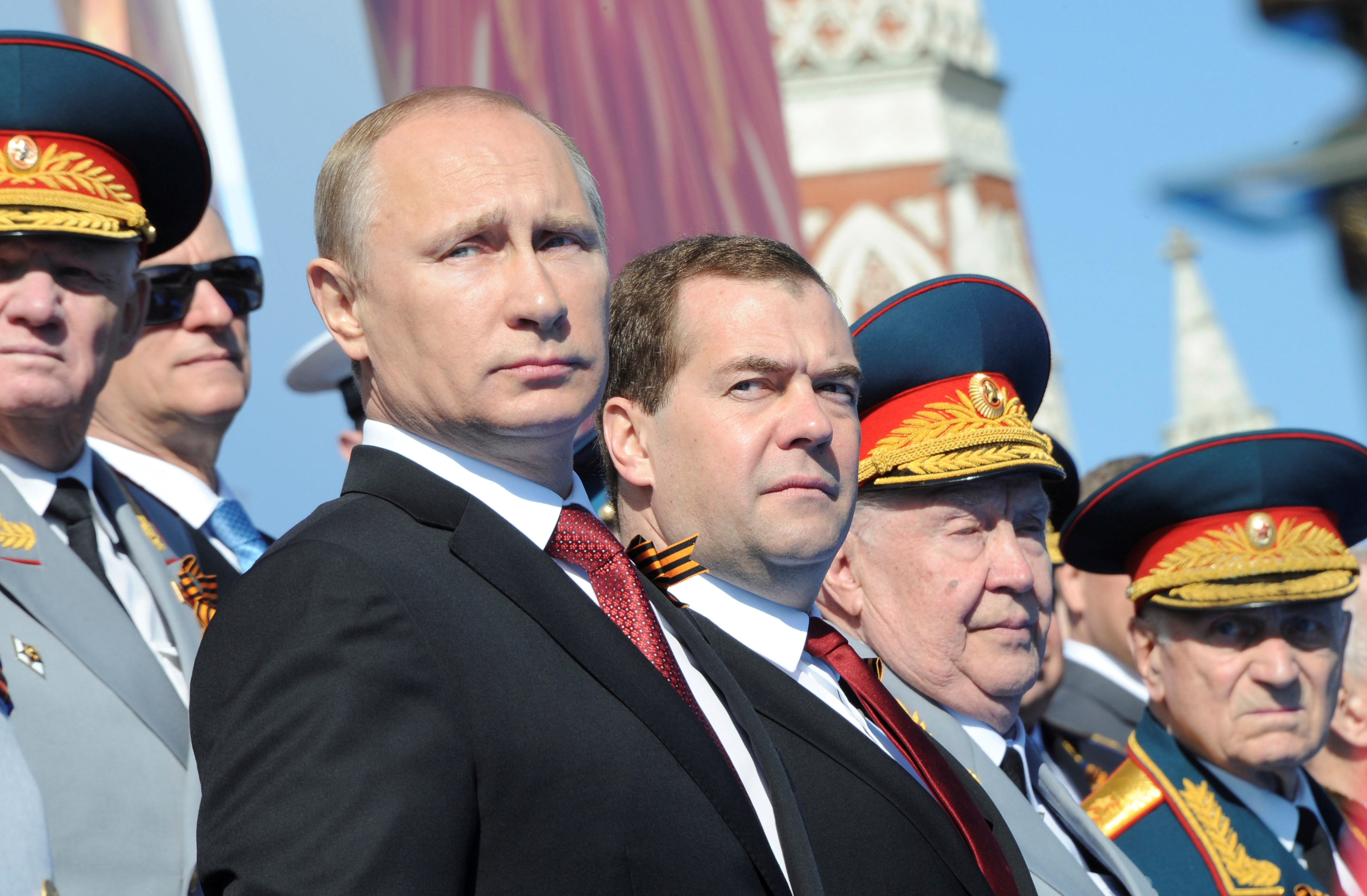 Vladimir Putin y Dmitri Medvedev (Reuters/archivo)