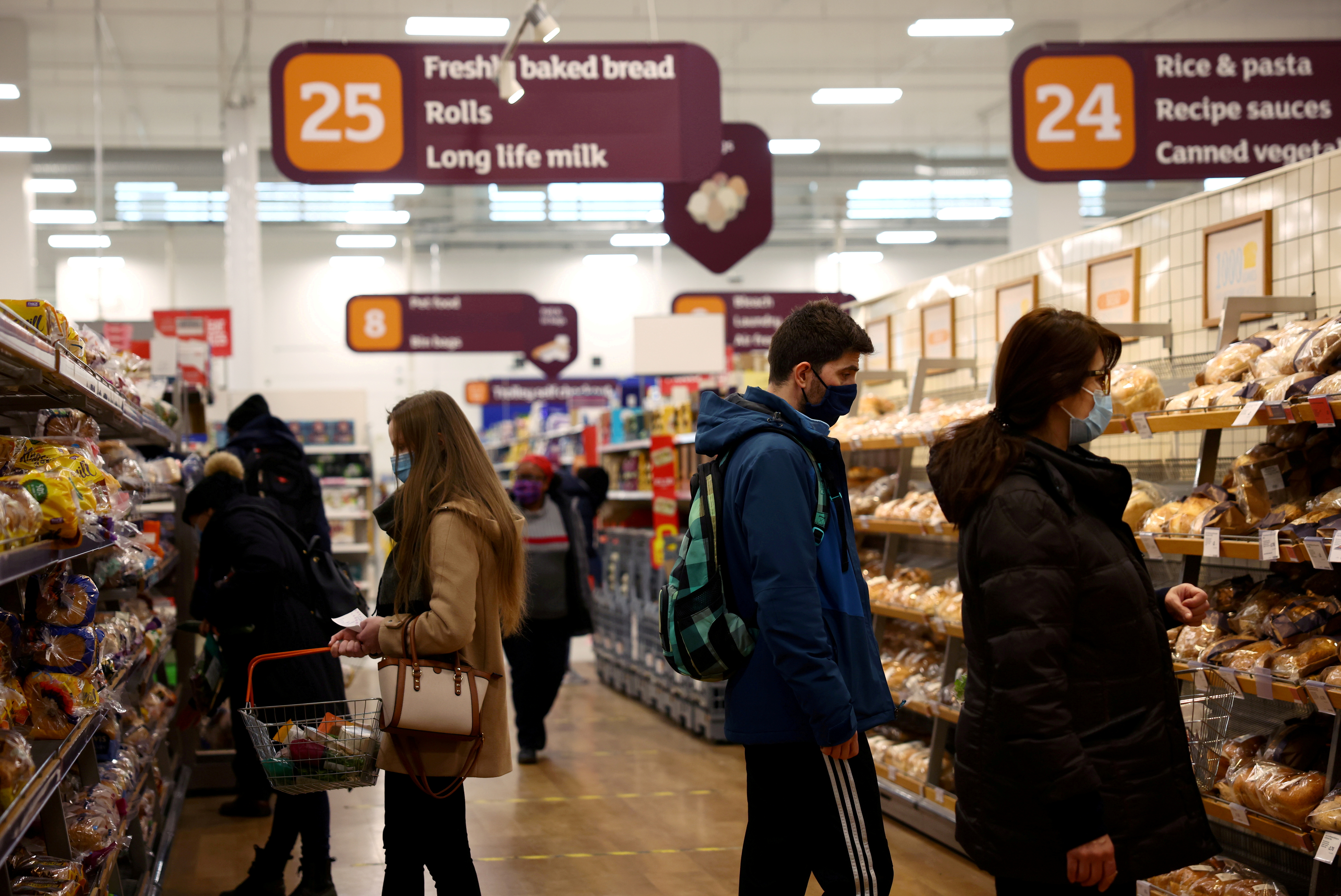 FOTO DE ARCHIVO: Supermercado Sainsbury's, en medio del brote de la enfermedad del coronavirus (COVID-19), en Londres, Gran Bretaña 12 de enero de 2021. REUTERS/Henry Nicholls