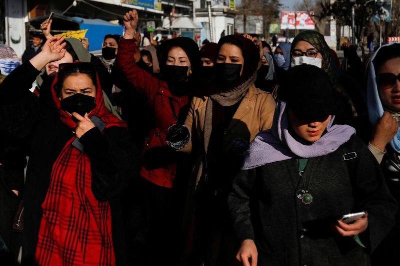 Foto de archivo: Mujeres afganas corean lemas en protesta por el cierre de las universidades a las mujeres  (REUTERS/Stringer)