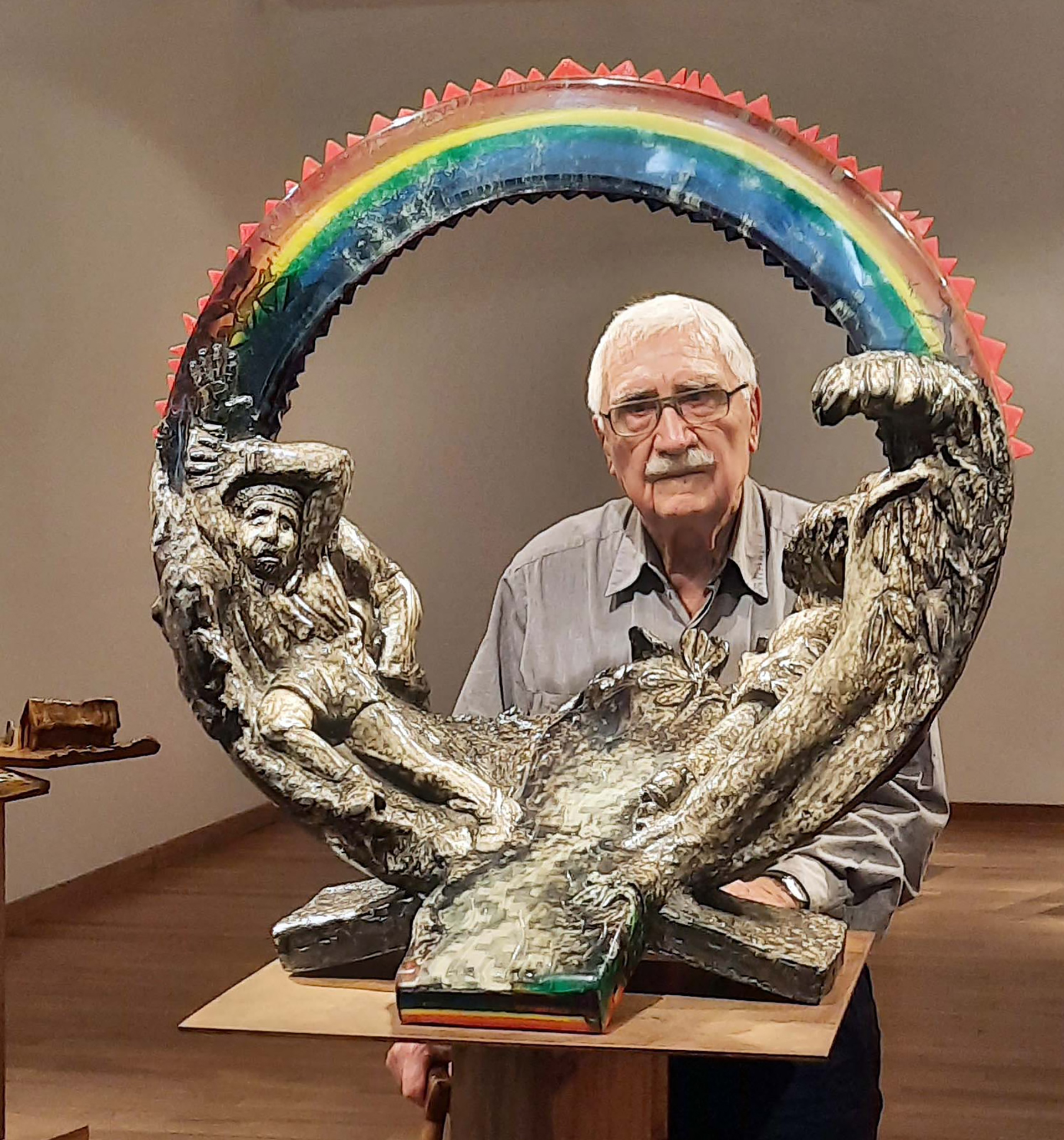 Juan Carlos Distéfano junto a la escultura "La necesidad del arcoíris"