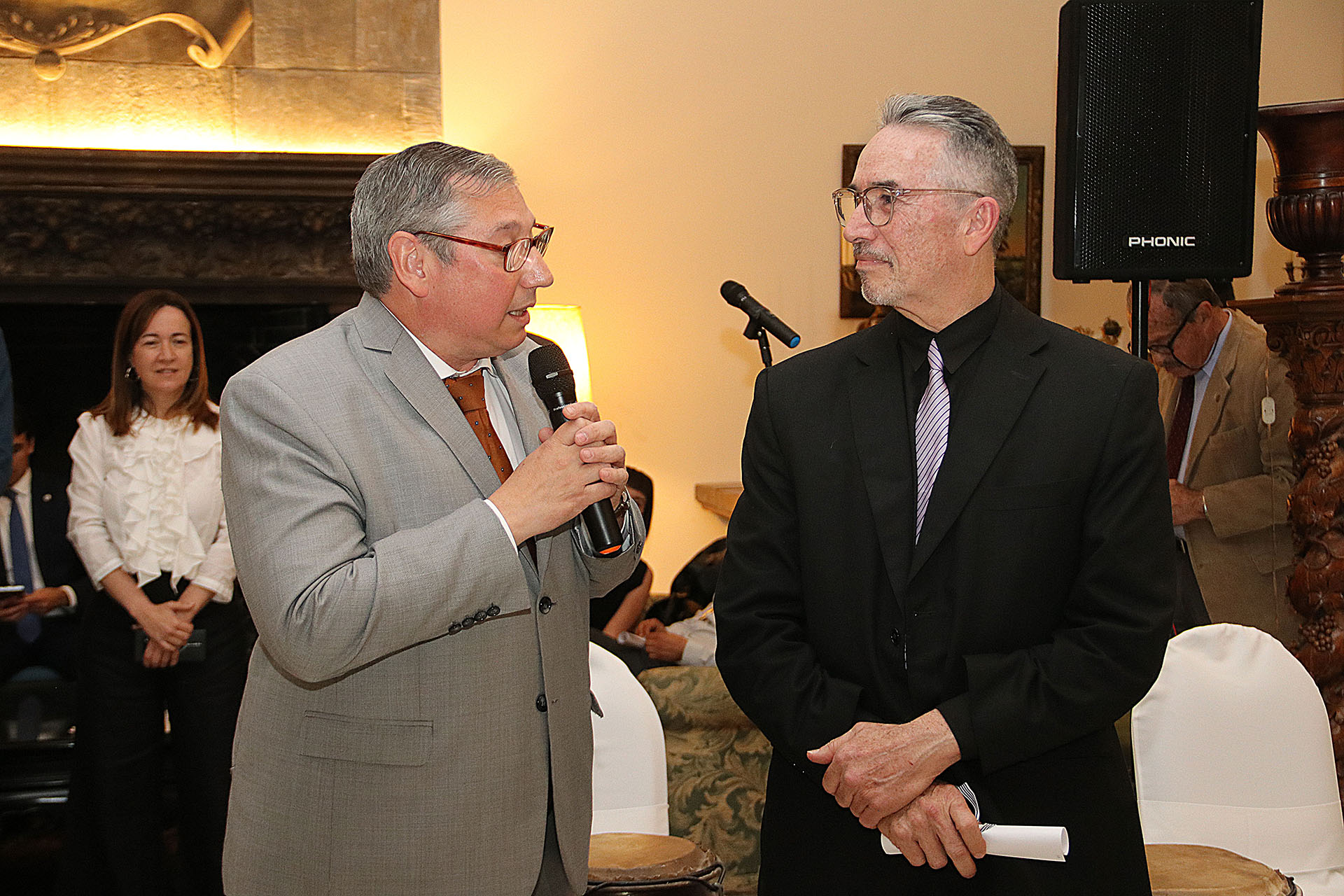 El embajador Carlos Enciso Christiansen junto al director de la Sinfónica Juvenil de Florida, Luis Valladares