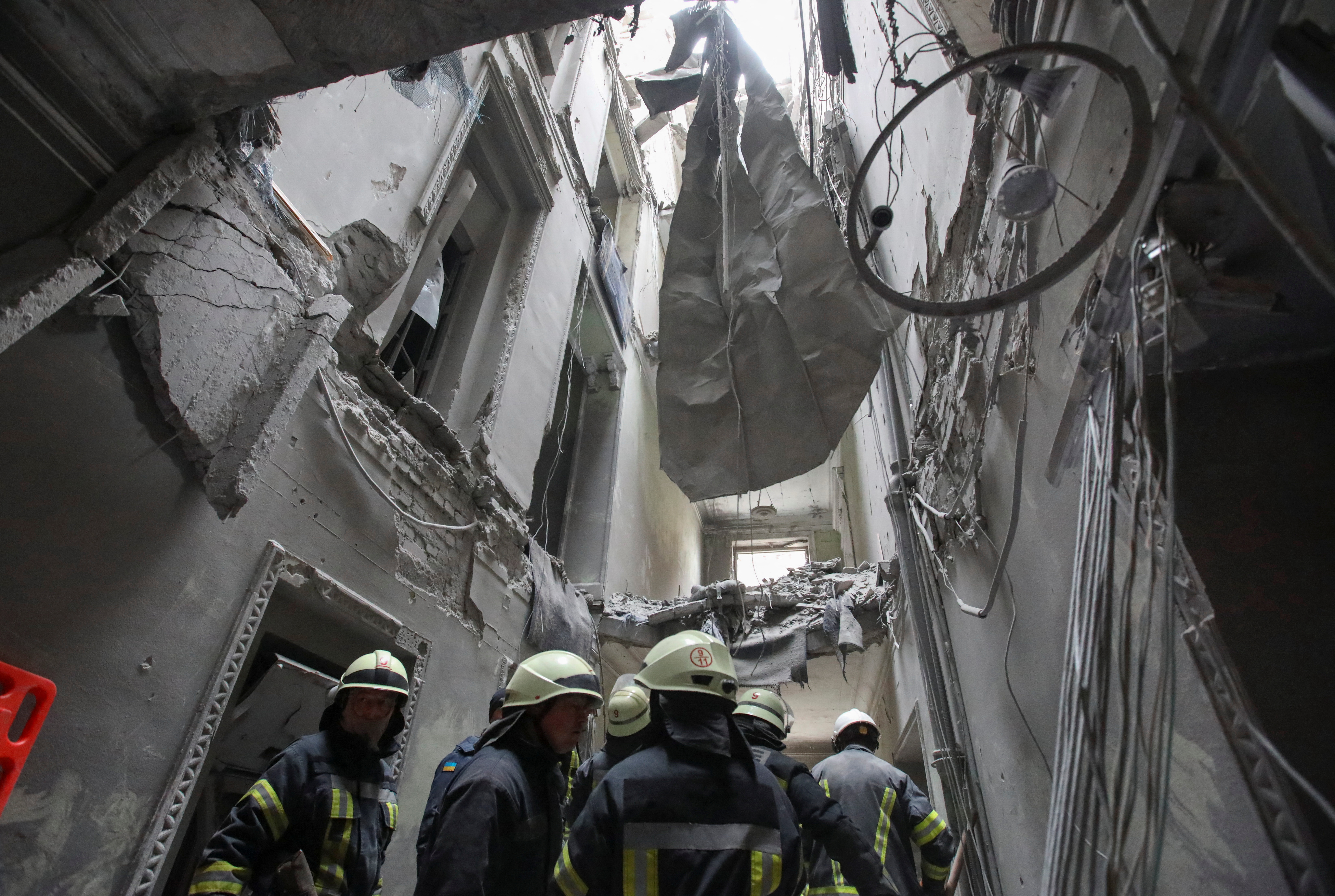 Rescatistas en el interior del edificio gubernamental bombardeado (REUTERS/Vyacheslav Madiyevskyy)