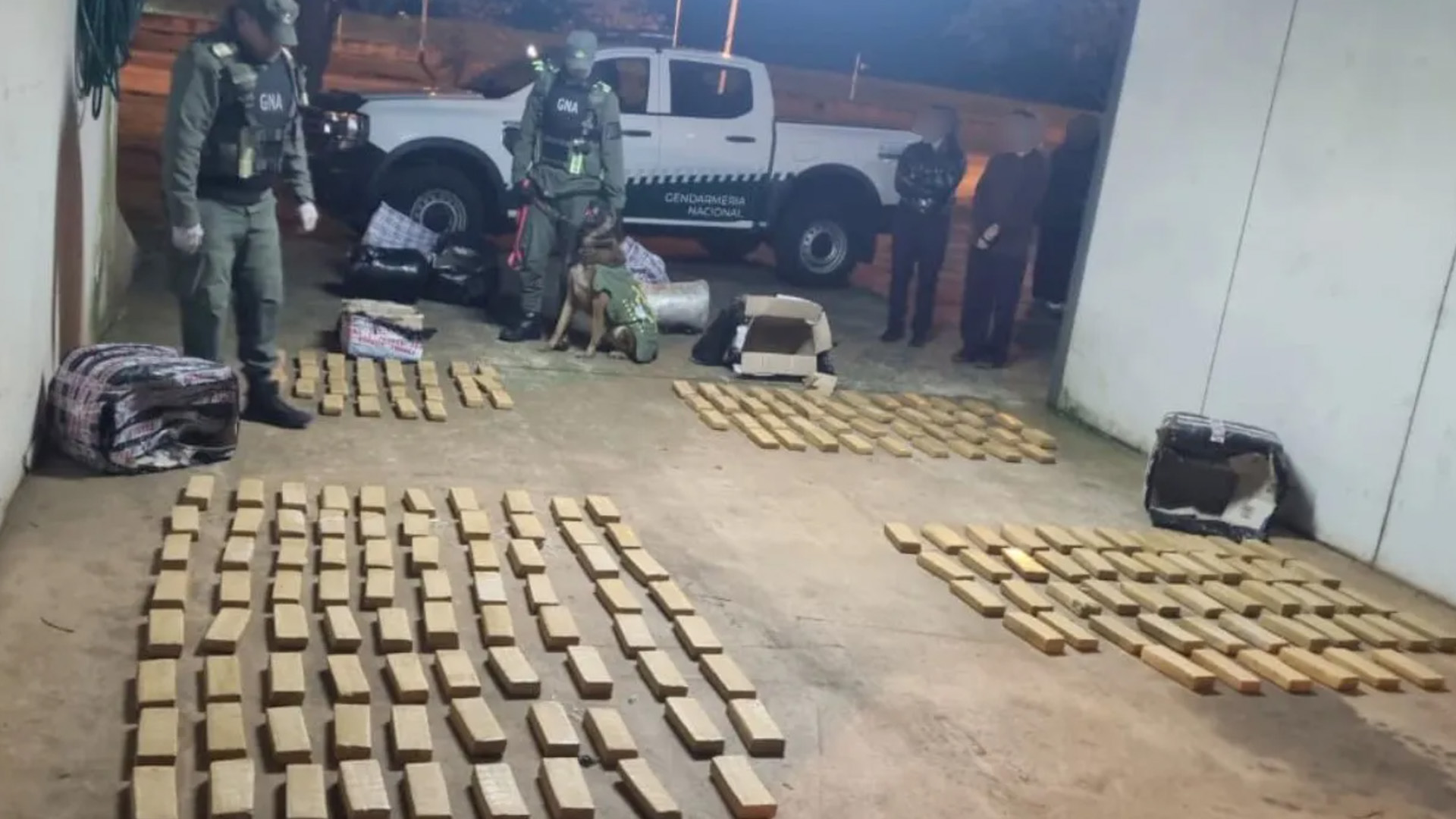 Gendarmería descubrió más de 140 kilos de marihuana dentro de equipajes de un micro en Misiones