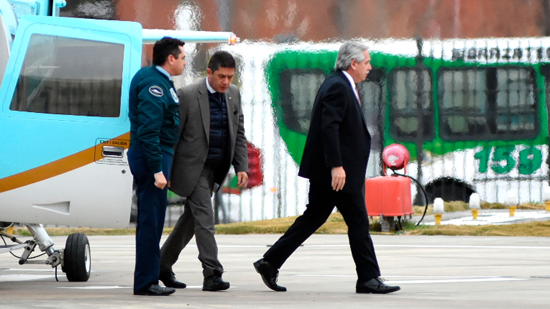 Alberto Fernández al bajar del helicóptero presidencial, en una foto de archivo (Nicolás Stulberg)