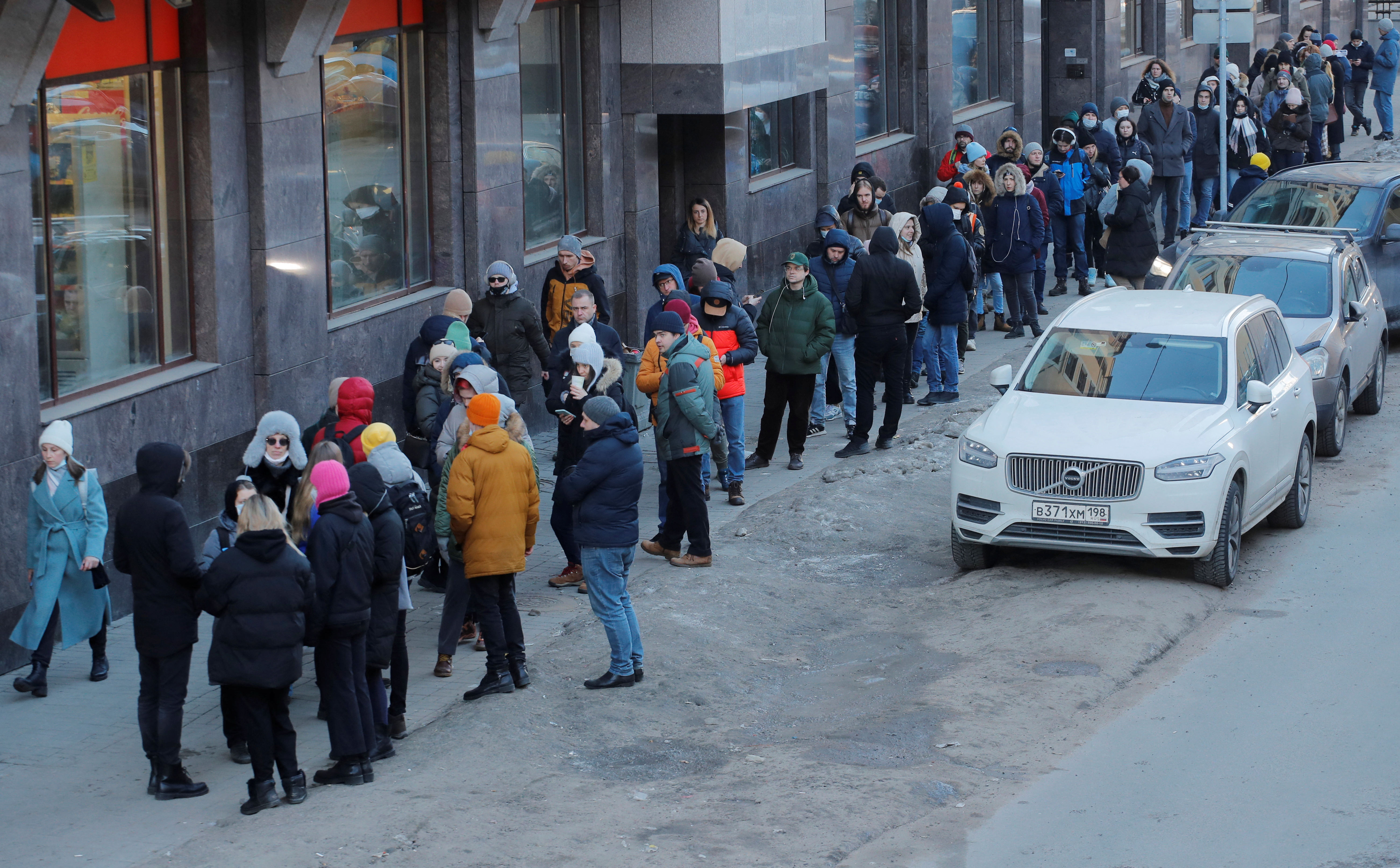 Personas en fila en el cajero de un banco en San Petersburgo (REUTERS/Anton Vaganov)