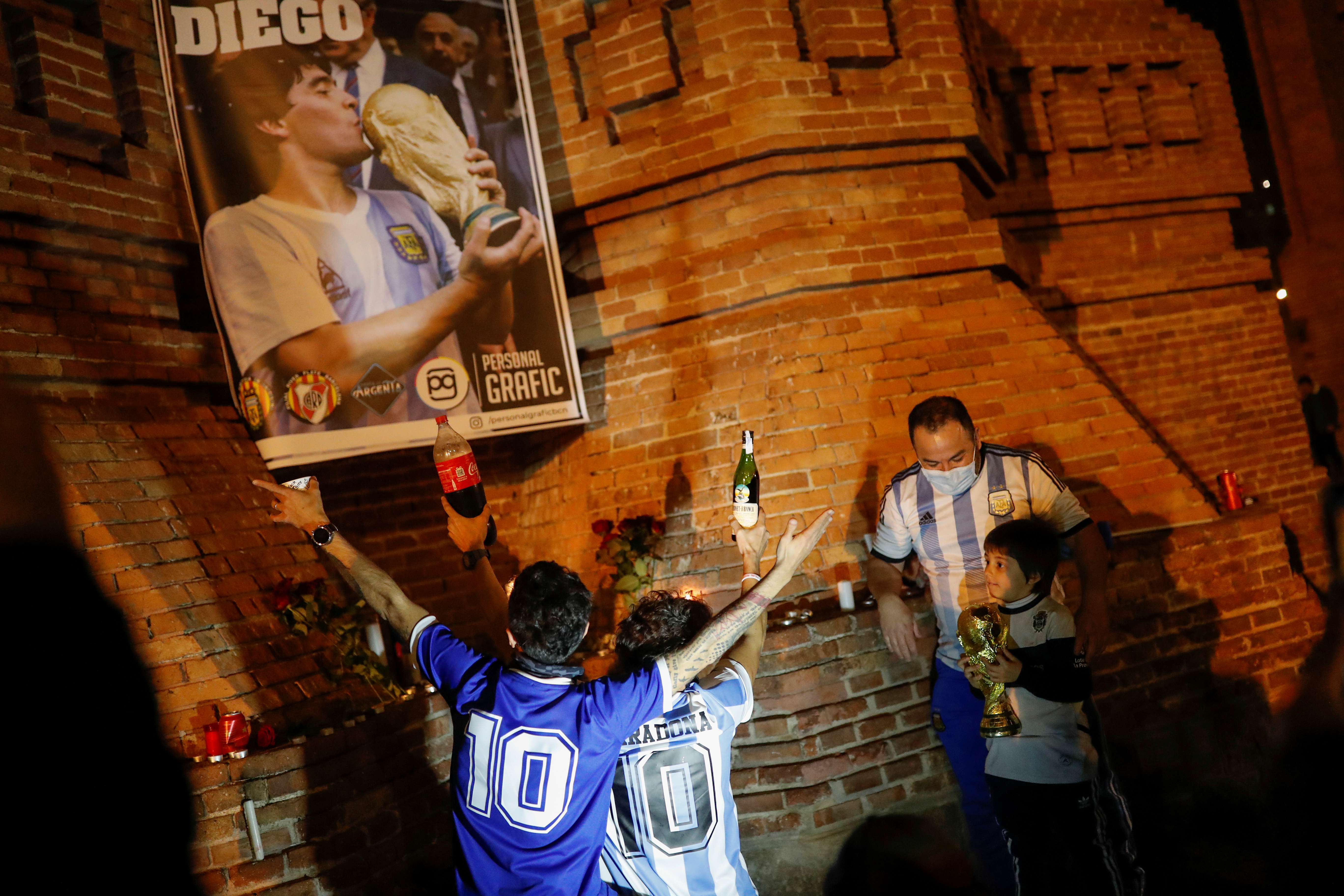 Maradona no sólo ha trascendido cualquier camiseta, sino que además su idolatría excede al fútbol en sí mismo