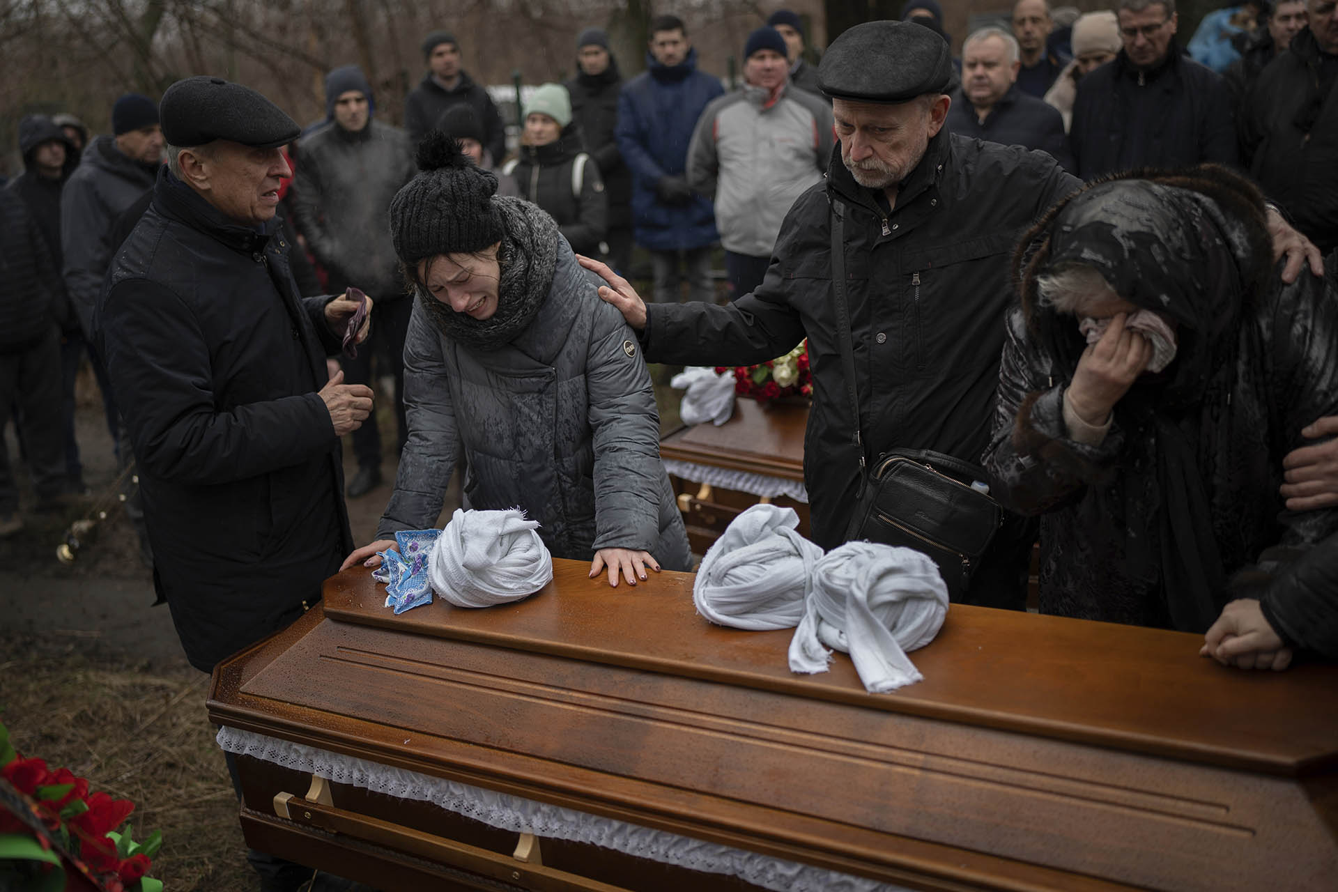 El funeral en Dnipro de Maksym Shvets, jugador de rugby que murió bajo los escombros tras el impacto de un misil ruso contra su edificio de apartamentos (AP Photo/Roman Hrytsyna)