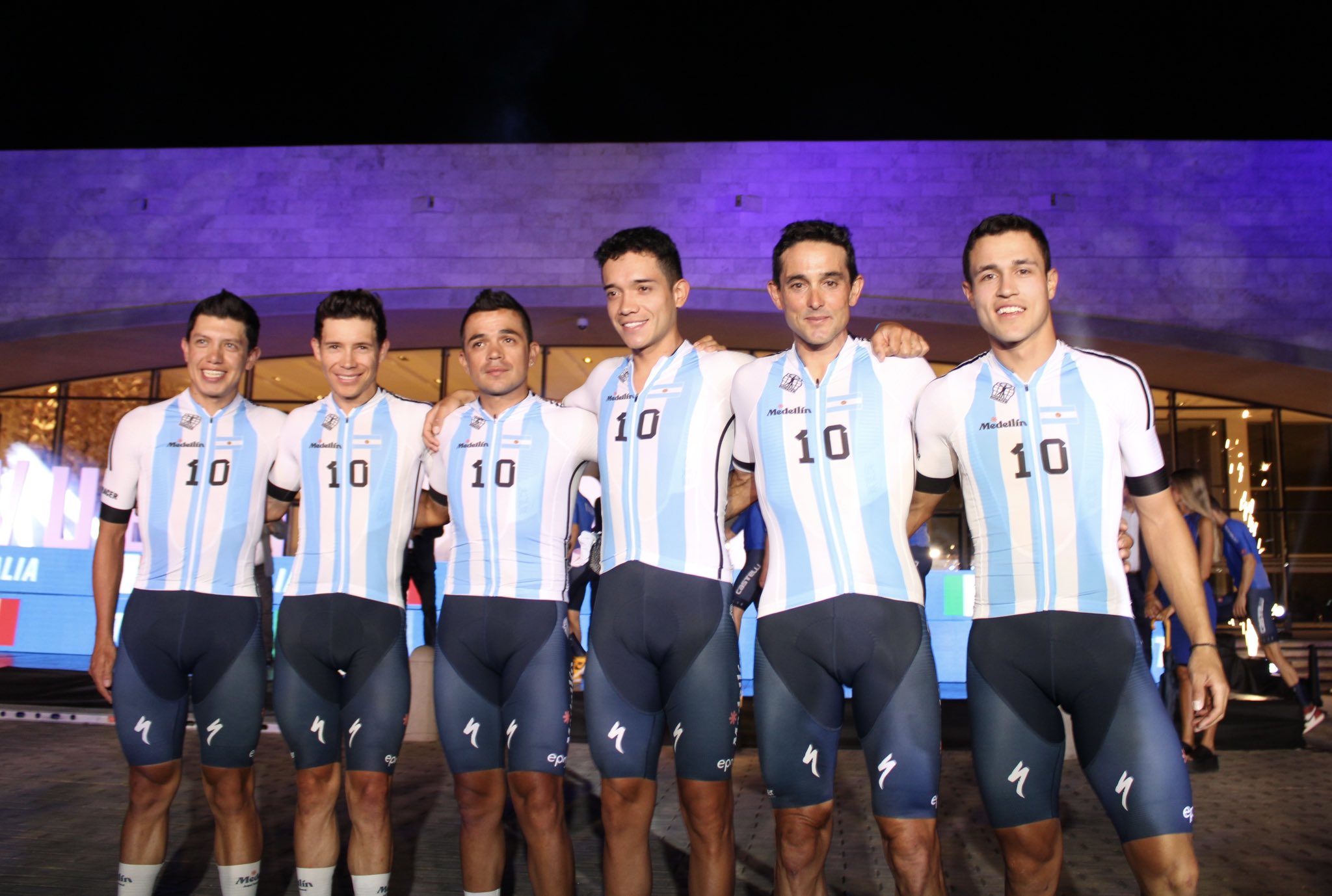 El homenaje del Team Medellín a Lionel Messi durante la presentación de la Vuelta a San Juan en Argentina