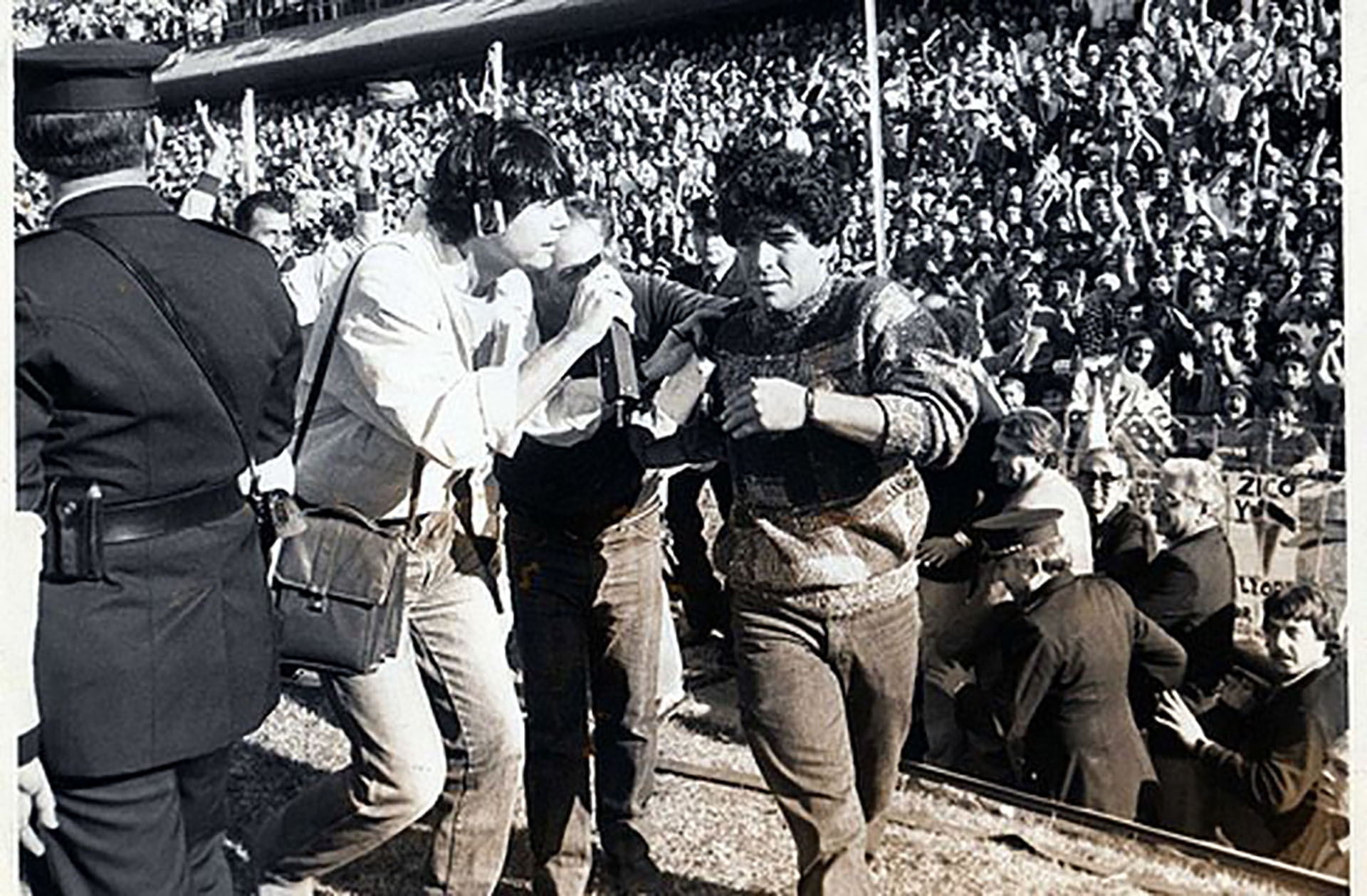 Marcelo Tinelli con Maradona, en sus inicios en el periodismo deportivo