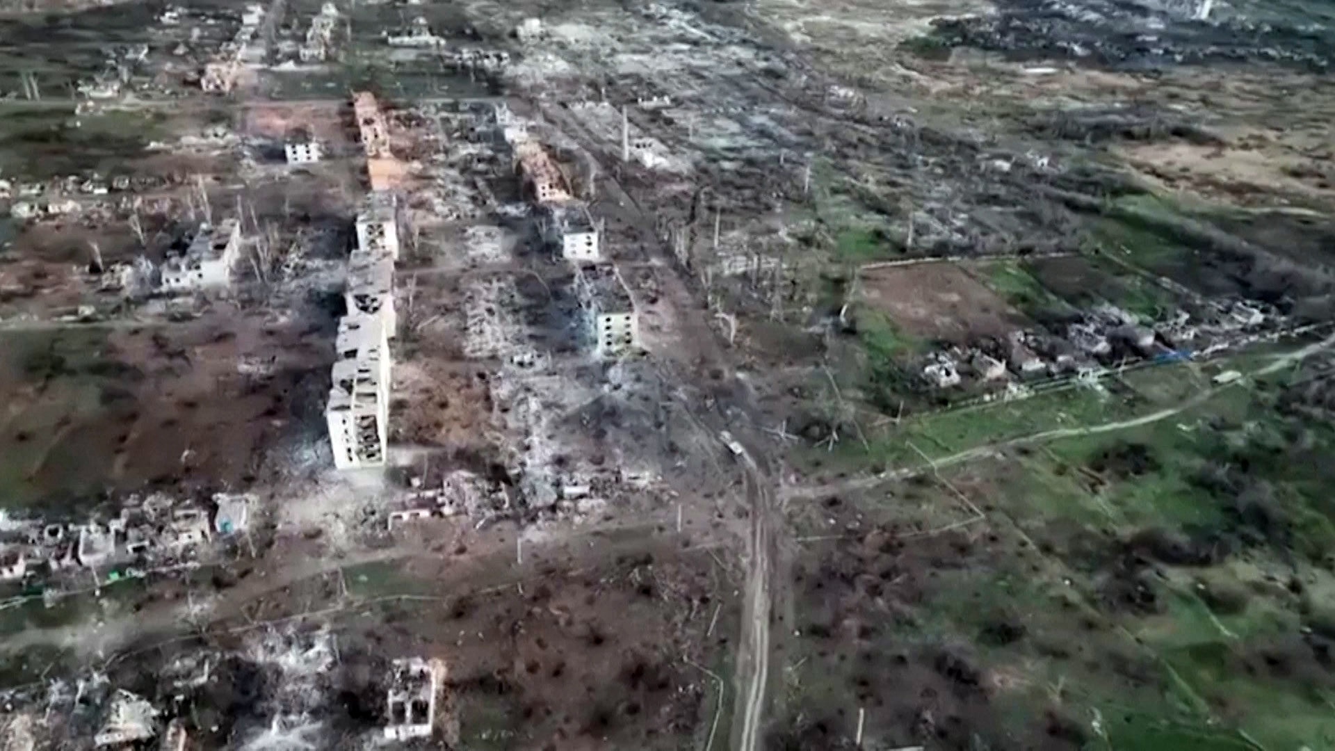 Una toma del video muestra la devastación causada por la guerra en la ciudad, donde apenas quedan edificios en pie (Reuters)