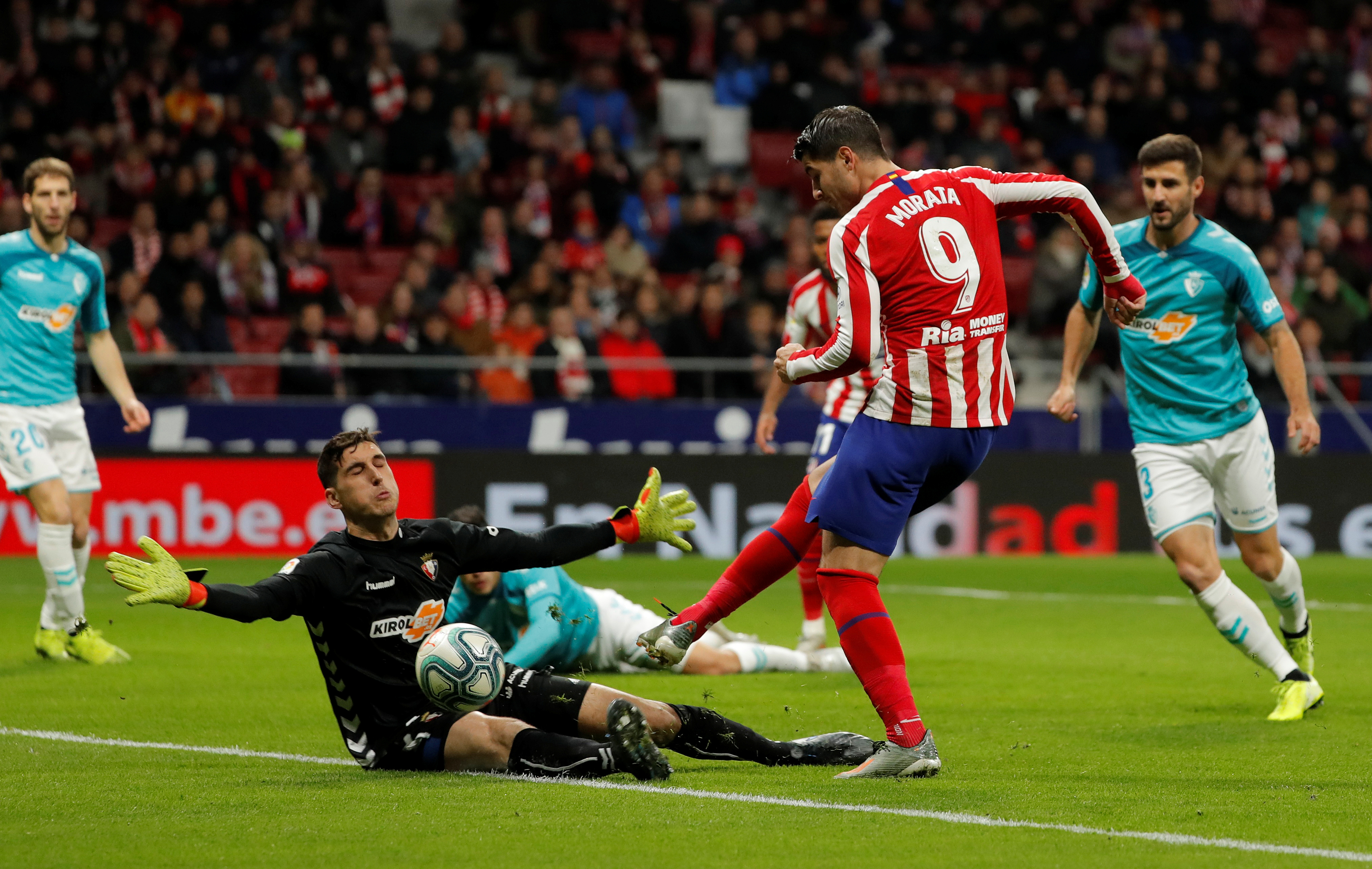 Álvaro Morata convierte un gol para el Atletico Madrid en un duelo ante Osasuna en el Wanda Metropolitano en diciembre de 2019 (REUTERS/Susana Vera)