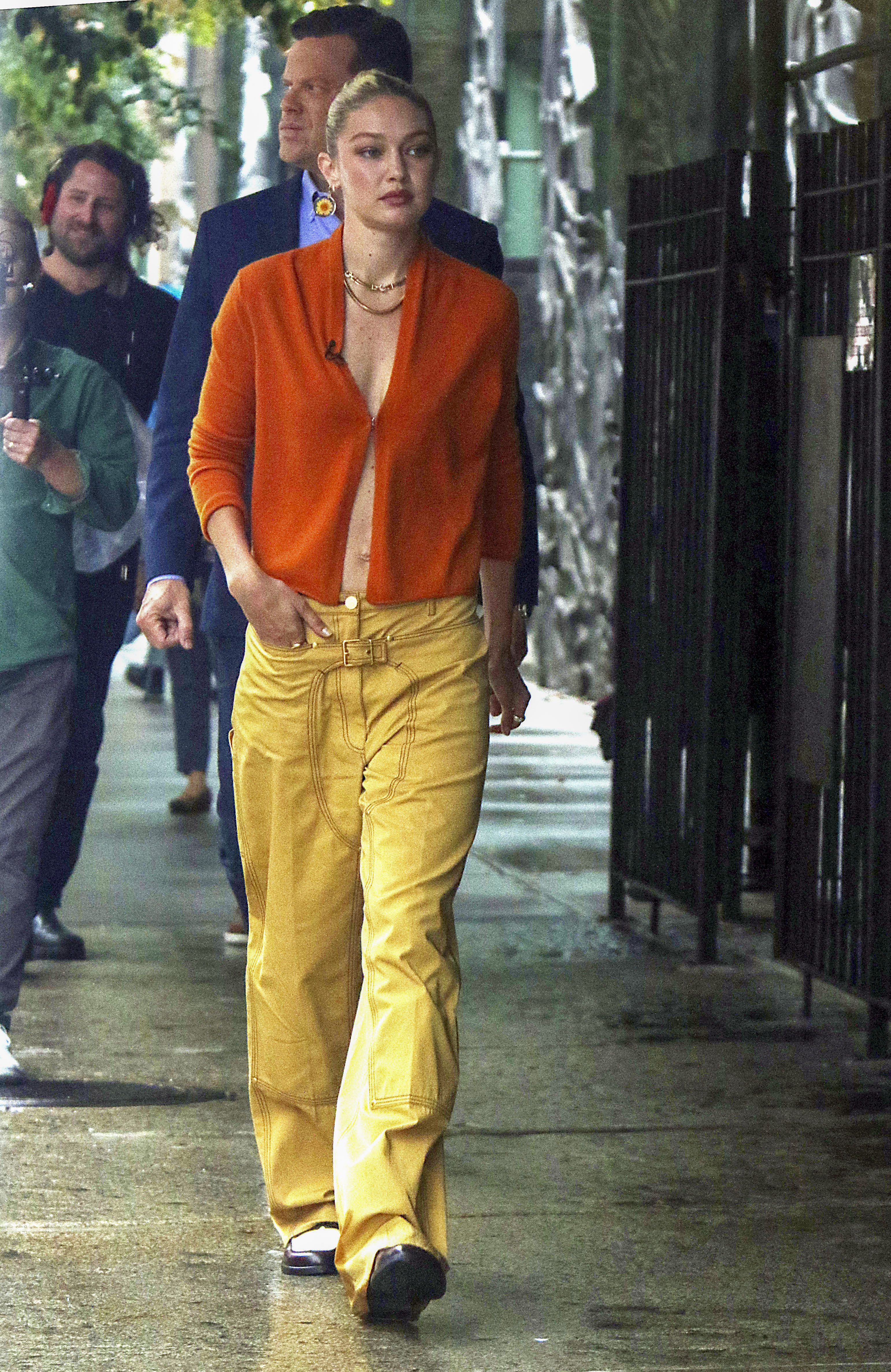 Gigi Hadid lanzó una nueva línea de ropa cómoda y holgada para todos los cuerpos, y es la primera en usarla, en una caminata por Nueva York