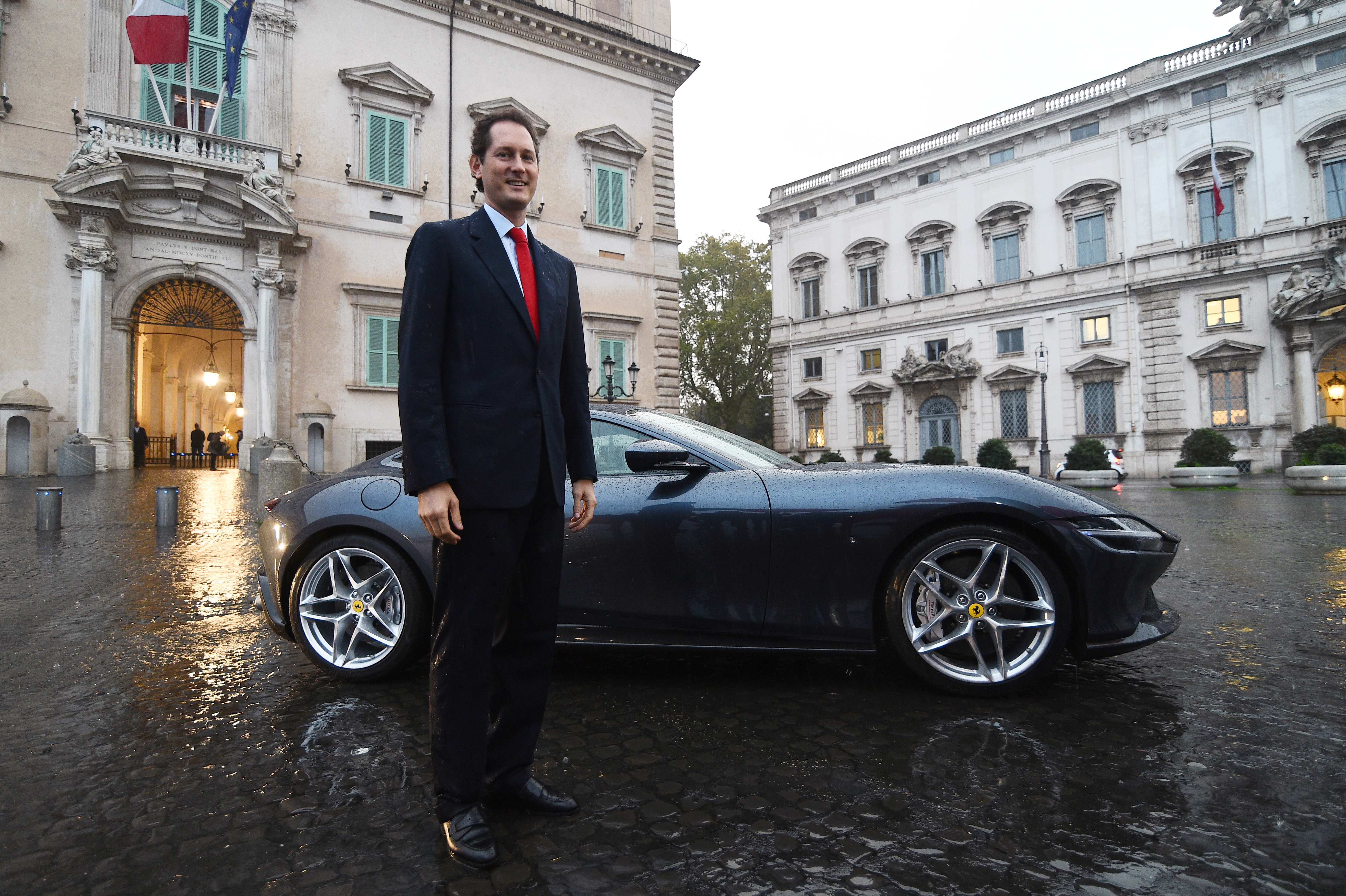 Elkann posa con la Ferrari Roma, en el lanzamiento del deportivo en noviembre de 2019. (Reuters)
