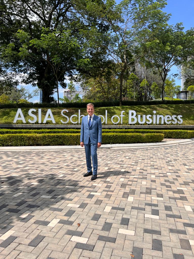 Redrado, en un recorrido por el Campus de la Asia School of Business
