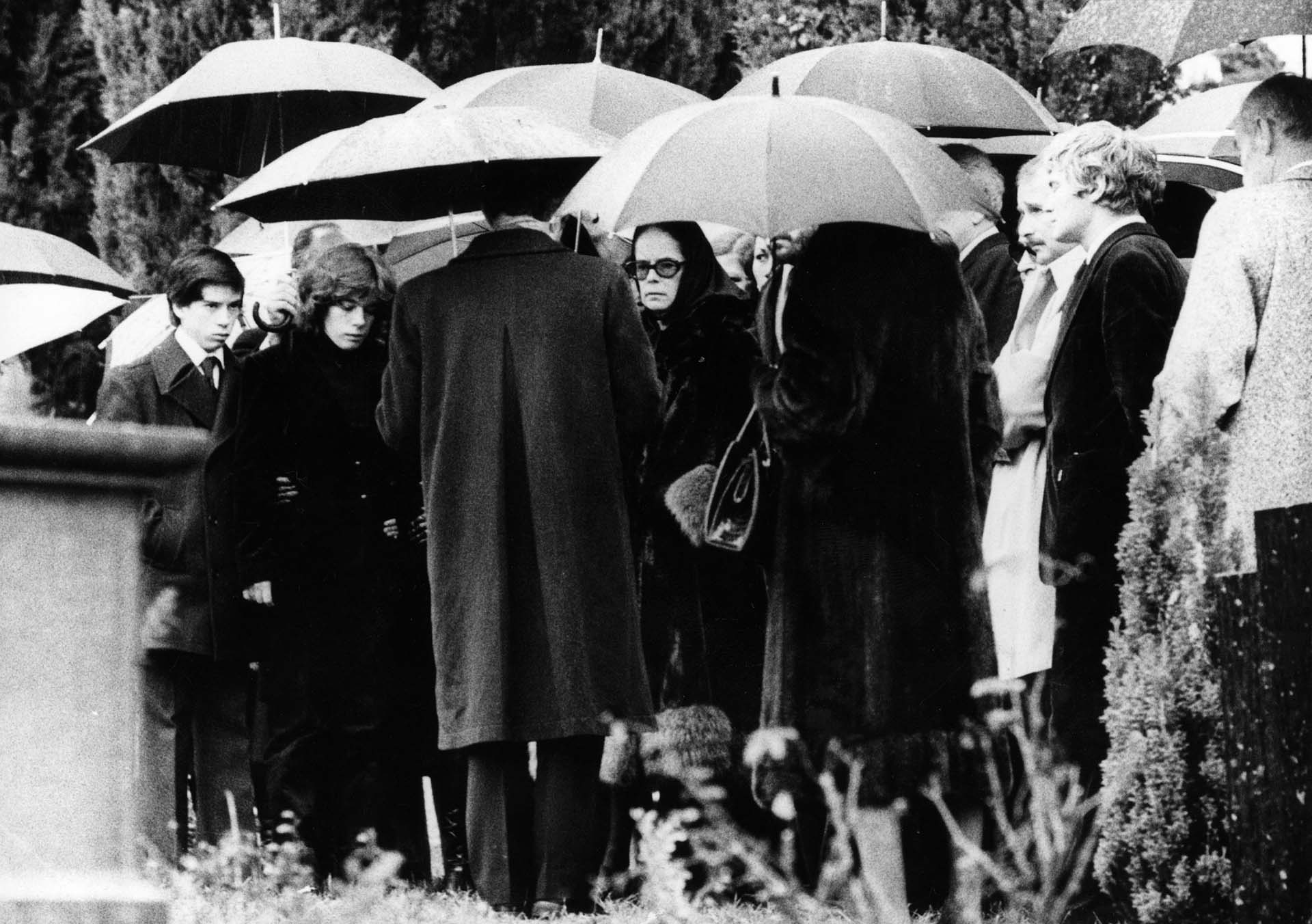 Diciembre de 1977: el funeral íntimo de Chaplin en el cementerio de Corsier-sur-Vevey  (Hulton Archive)