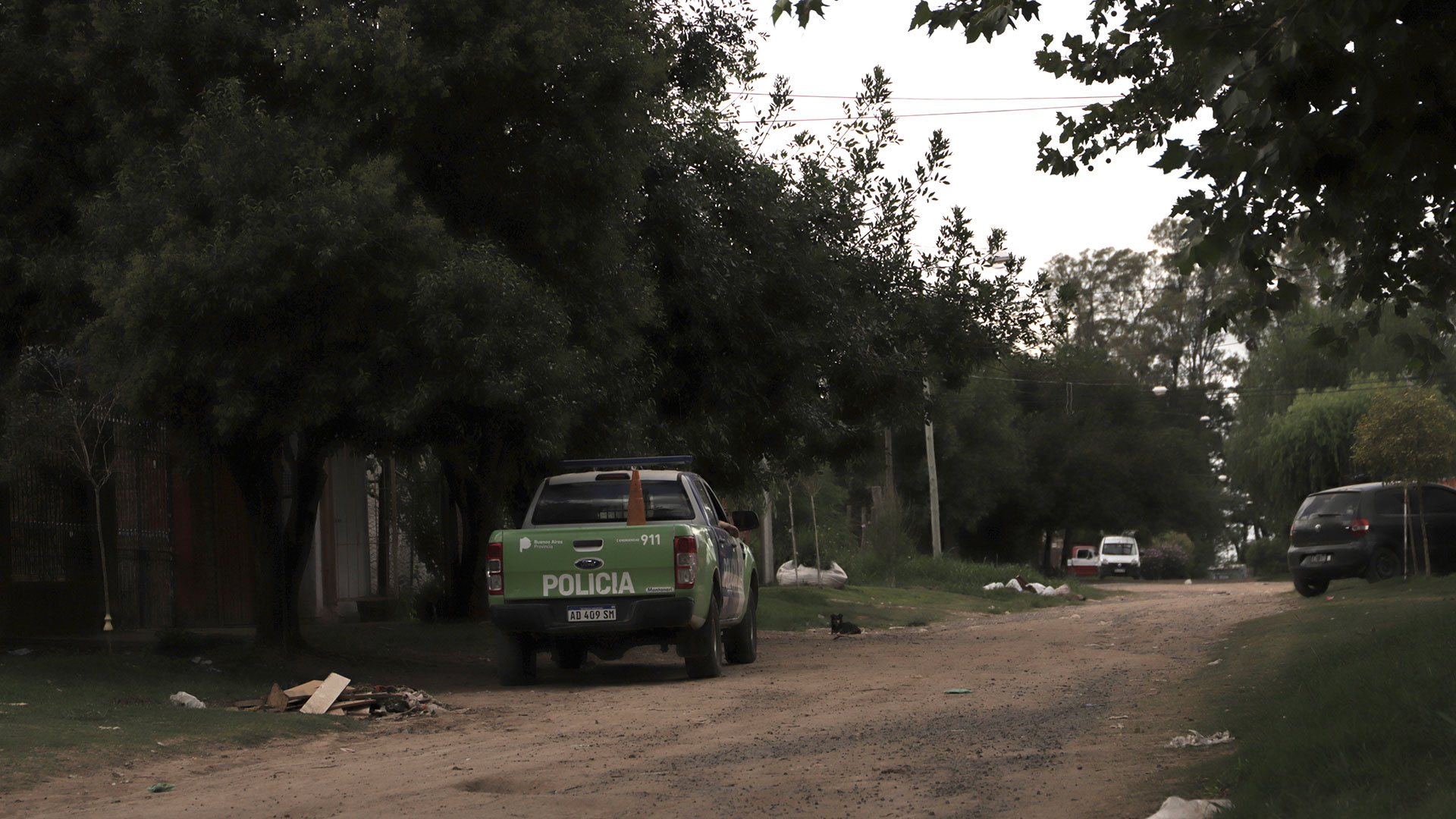 La calle donde vivía el agresor: un patrullero custodia que no haya represalias contra la casa que abandonó la familia de Martínez 