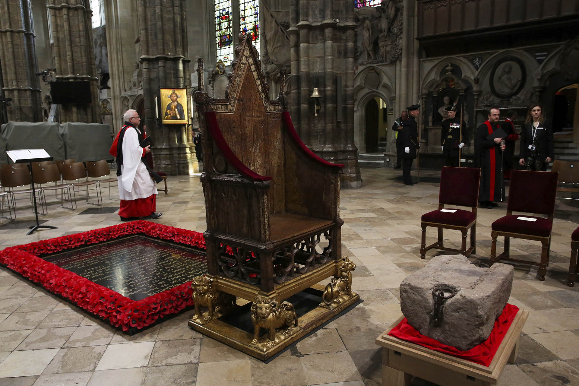 El monarca, sentado en el trono del rey Eduardo, la silla de la coronación, bajo un dosel, será “ungido, bendecido y consagrado” por el arzobispo. (AP)