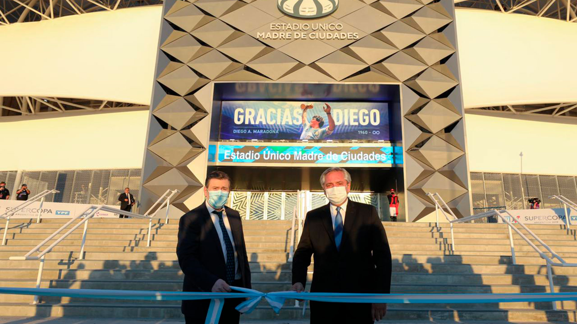 Alberto Fernández y el gobernador santiagueño, Gerardo Zamora, cuando en 2021 inauguraron el estadio "Madre de Ciudades"