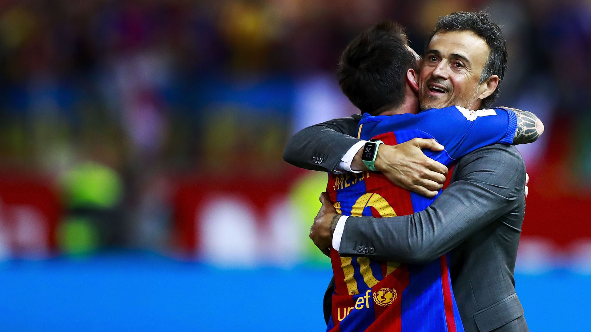 El abrazo entre el Messi jugador y el Luis Enrique entrenador. Los dos reconocieron haber tenido un relación tumultuosa al principio (Getty Images)