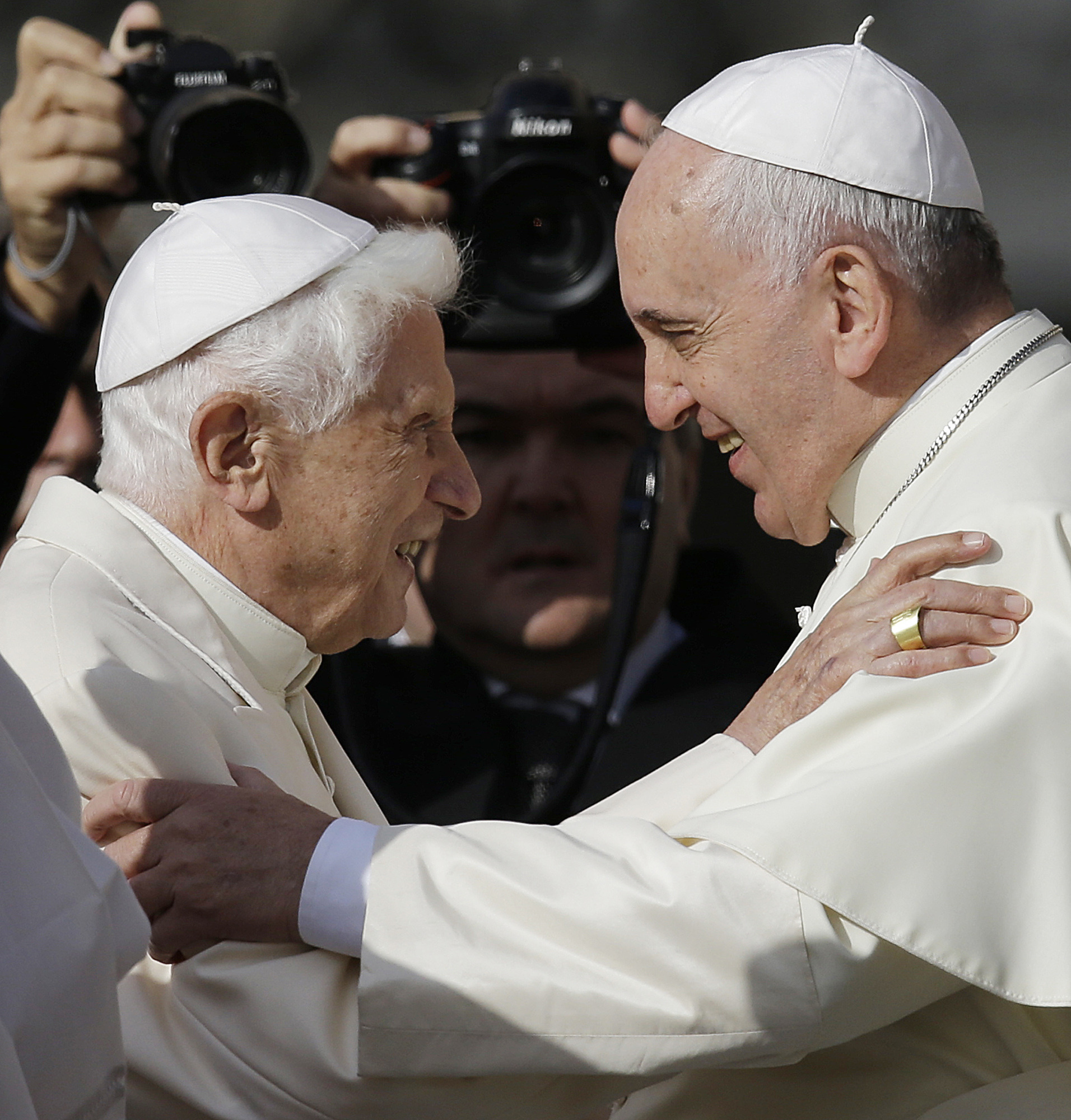 El papa Francisco, a la derecha, abraza al papa emérito Benedicto XVI antes del inicio de una reunión con fieles en la Plaza de San Pedro, en el Vaticano, el domingo 28 de septiembre de 2014. (Foto AP/Gregorio Borgia, Archivo)