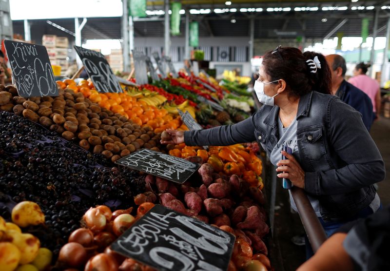 Las frutas y verduras fueron uno de los rubros de alimentos con mayores incrementos a lo largo de 2020. (Foto: REUTERS/Agustin Marcarian)