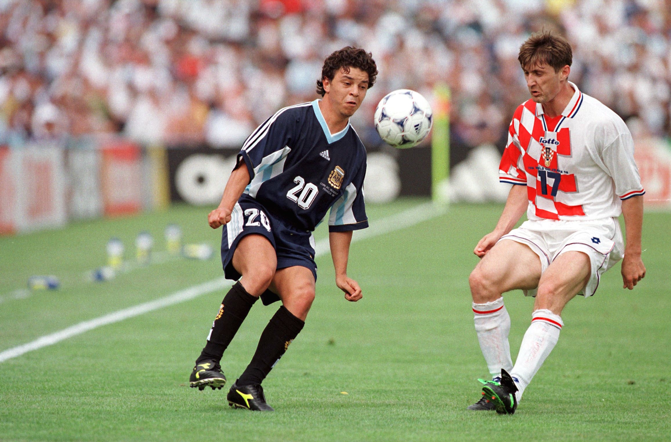 Robert Jarni busca controlar a Marcelo Gallardo en un enfrentamiento ante Argentina durante la fase de grupos del Mundial de Francia 1998 (Photo by THIERRY ORBAN/Sygma via Getty Images)