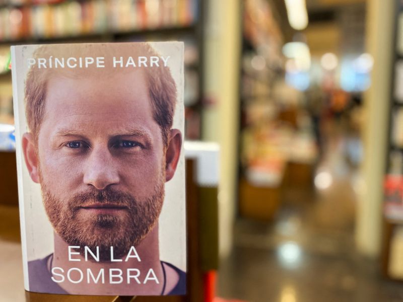 "Spare", y sus traducciones a 15 idiomas, llegaron a las librerías el martes 10 de enero. (REUTERS/Nacho Doce)