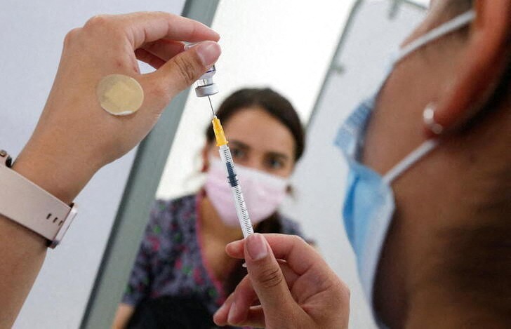 Una trabajadora de la salud prepara una vacuna contra el COVID-19 en una estación móvil de vacunación, en Valparaíso (REUTERS/Rodrigo Garrido)