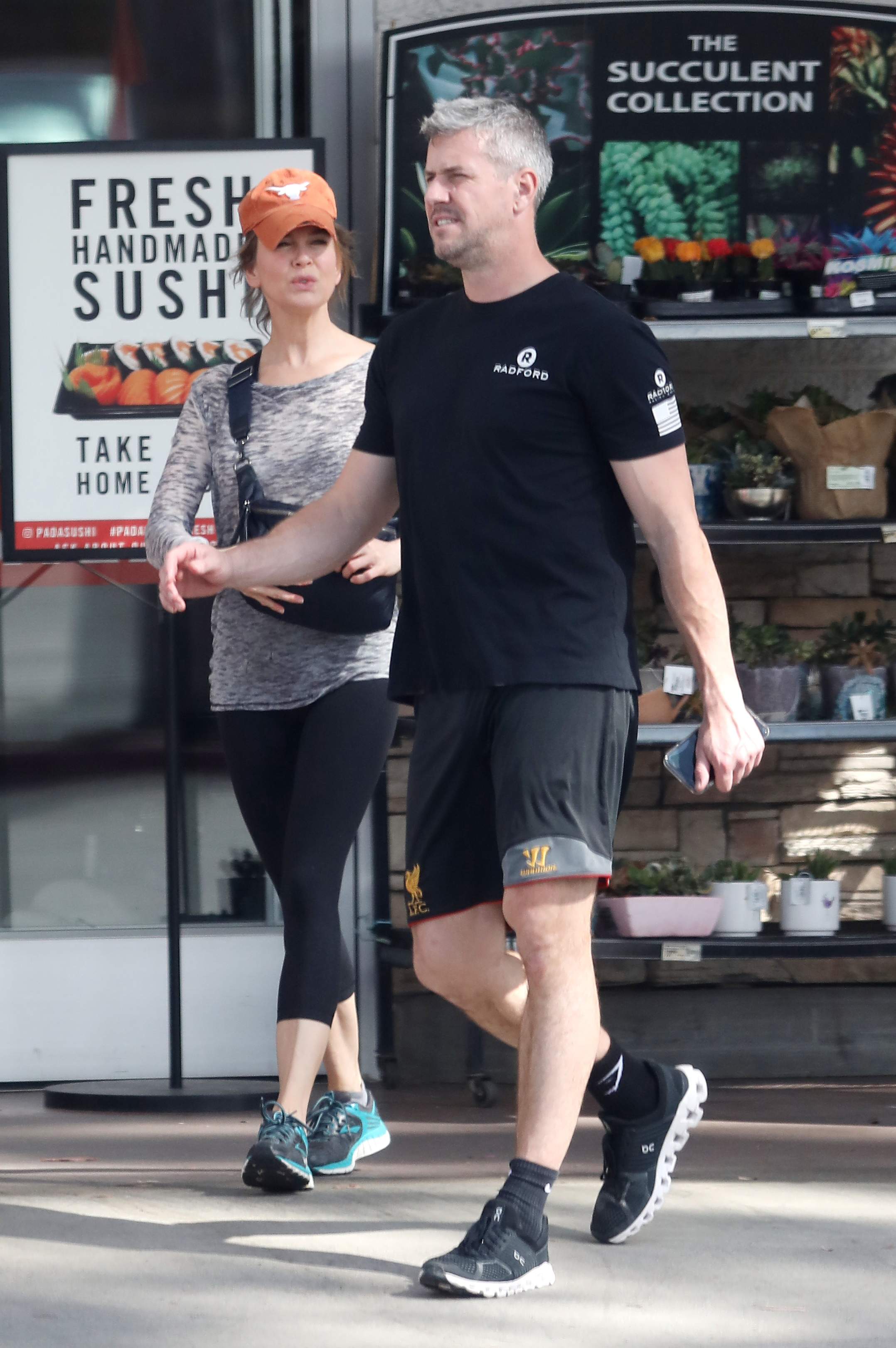 romantic walk  Renée Zellweger and Ant Anstead went for a walk through the streets of their neighborhood and took the opportunity to play sports, which is why they dressed accordingly.  The actress also wore an orange cap