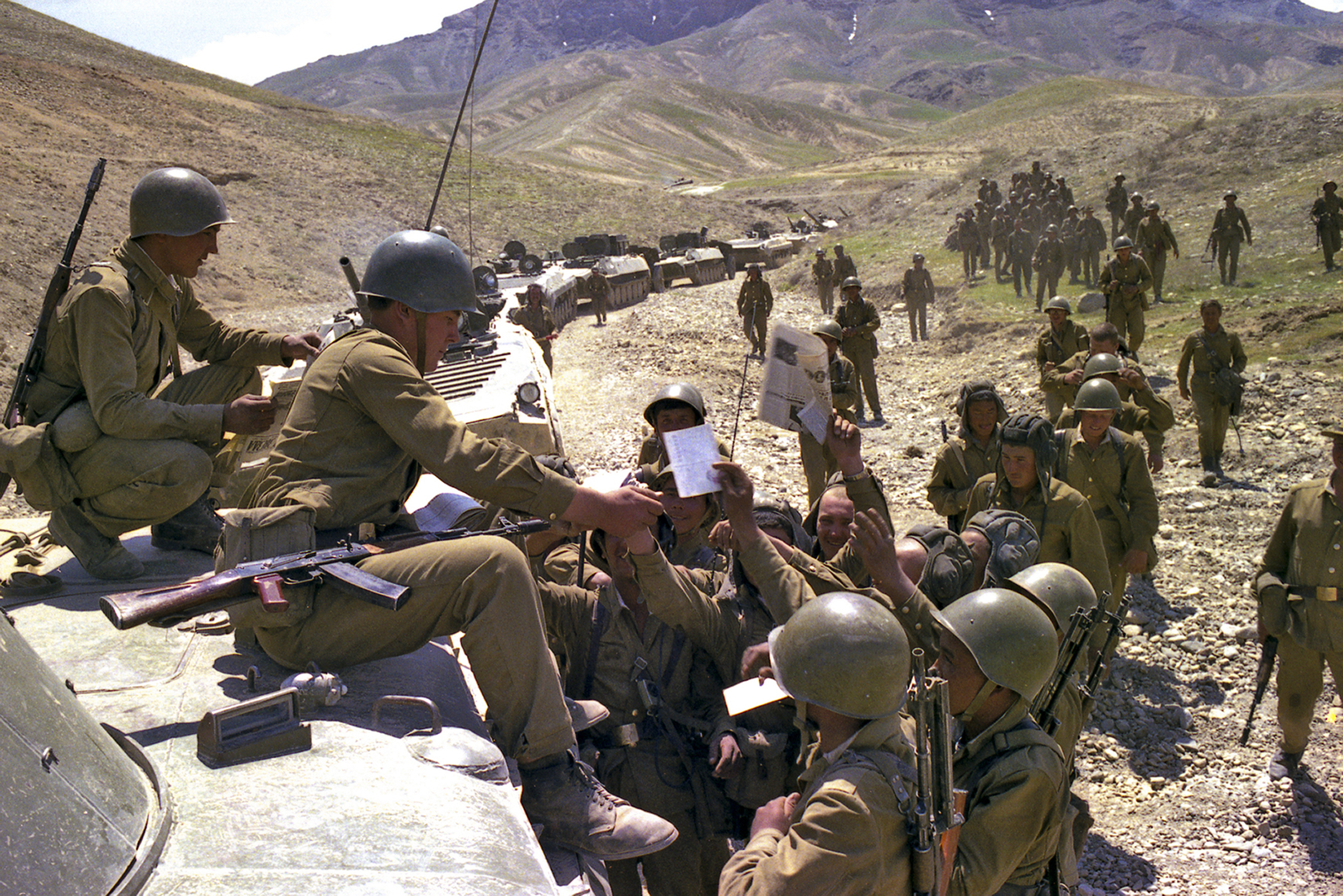 ARCHIVO - En esta foto sin fecha, los soldados soviéticos reciben periódicos y correo cuando un convoy se detiene en algún lugar de Afganistán.

