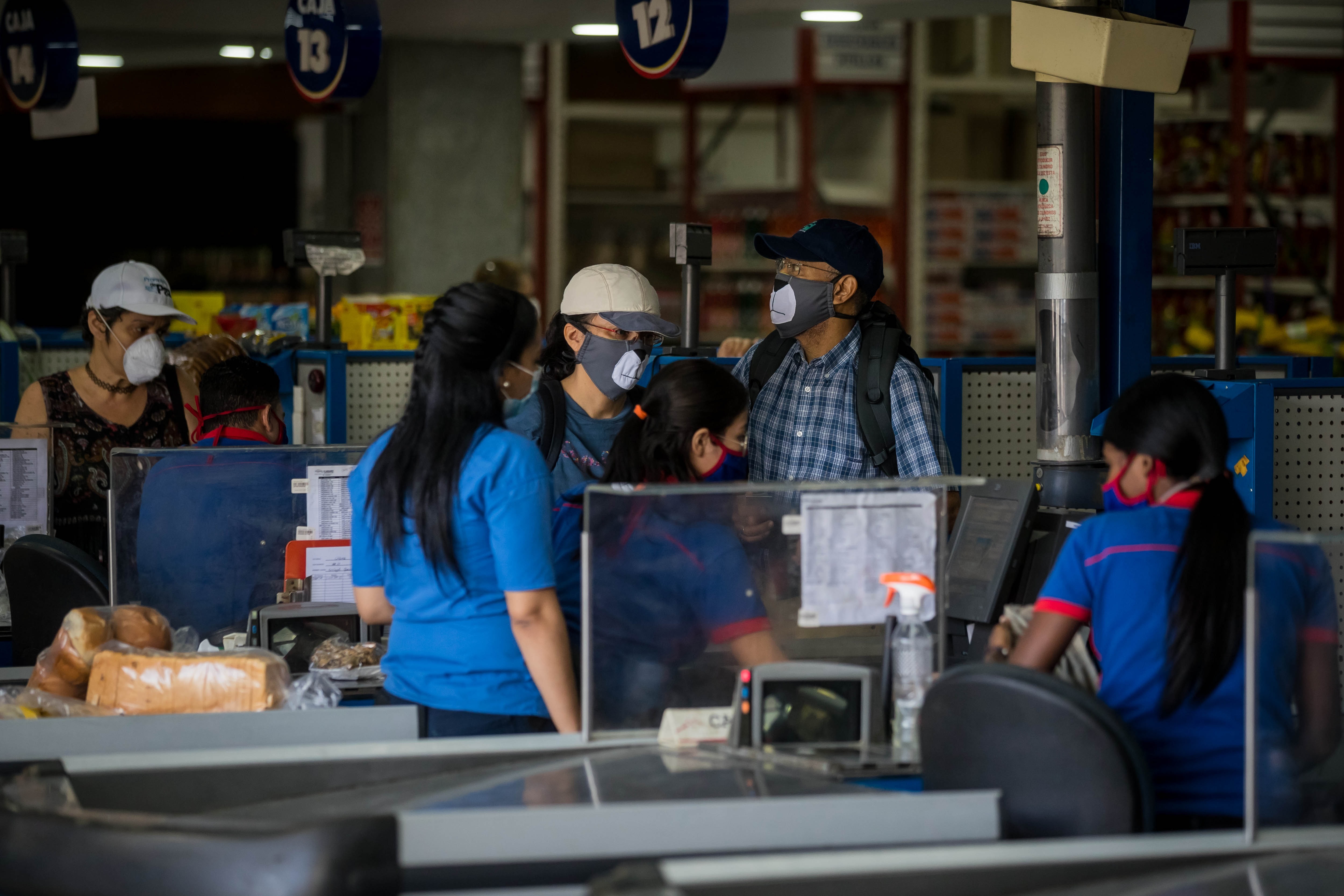 Varias personas compran en un supermercado en Caracas (Venezuela). EFE/ Miguel Gutiérrez
