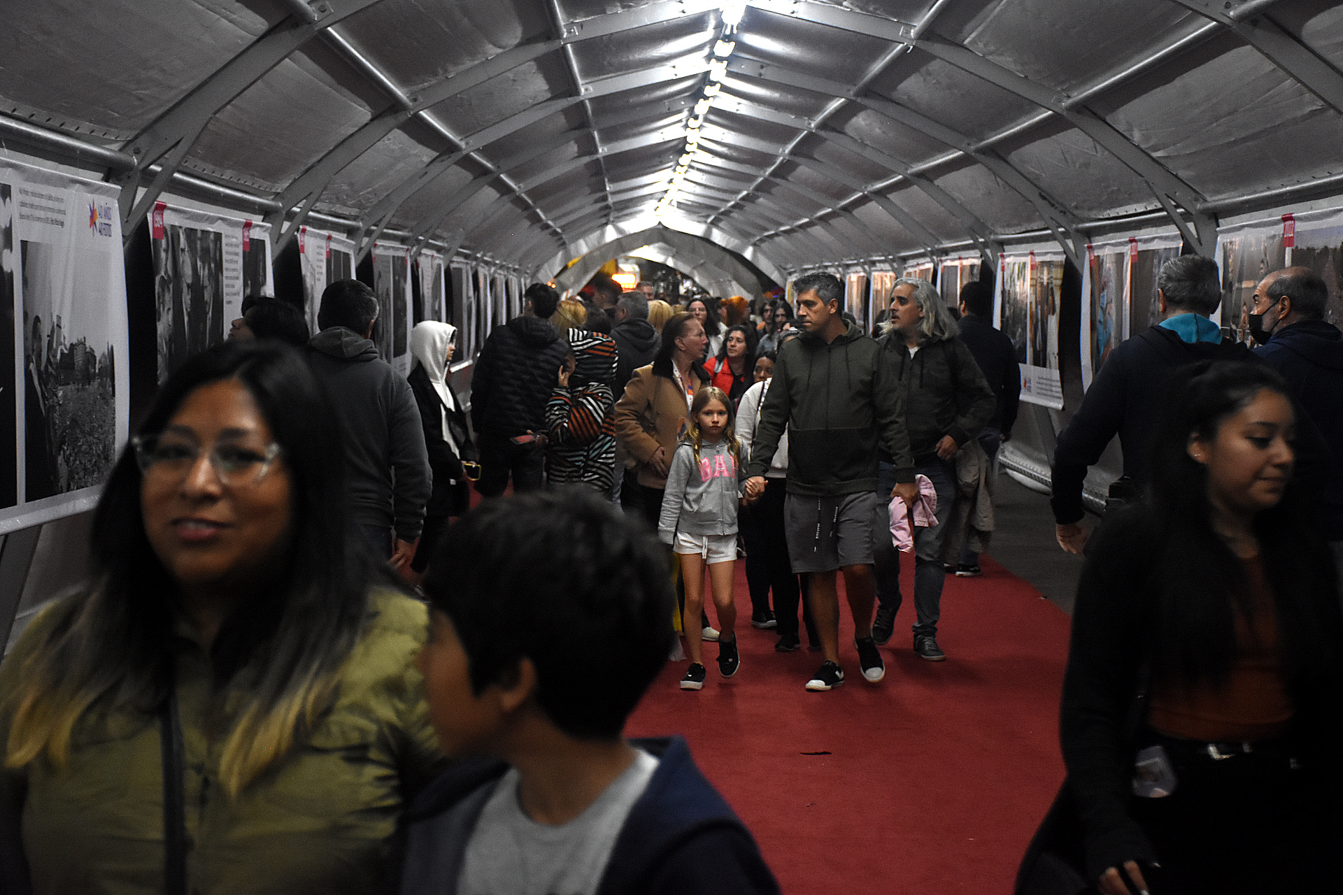 The mythical white tunnel of the Book Fair, which exhibits a photographic sample that covers 40 years of democracy (Photo: Nicolas Stulberg)