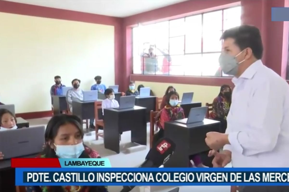 Pedro Castillo olvida la crisis recordando su época de profesor rural en colegio de Incahuasi