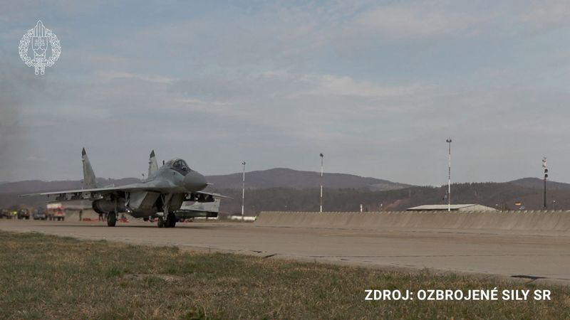 Un avión MiG-29 eslovaco despega en la base aérea de Silac, en Eslovaquia, en esta imagen tomada de un vídeo difundido el 23 de marzo de 2023. Ministerio de Defensa eslovaco/Handout via REUTERS