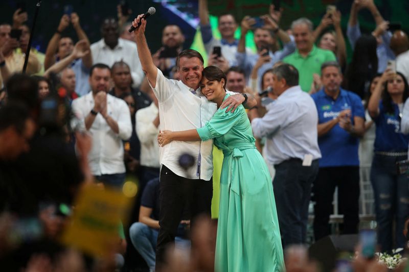 El presidente de Brasil, Jair Bolsonaro, asiste a la ceremonia de lanzamiento junto a su esposa Michelle Bolsonaro para convertirse oficialmente en candidato a la reelección presidencial, en Río de Janeiro, Brasil. 24 de julio, 2022. REUTERS/Ricardo Moraes
