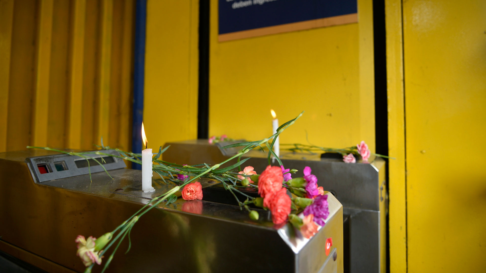 Ofrenda floral en las puertas de la Bombonera (Gustavo Gavotti)