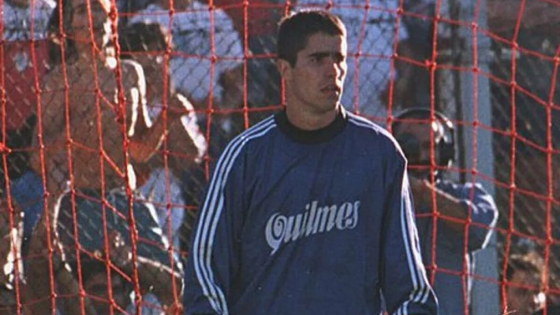 El exatacante colombiano tuvo que ponerse el buzo de guardameta en 1998, tras la expulsión del portero titular Roberto Bonano. Foto: Twitter