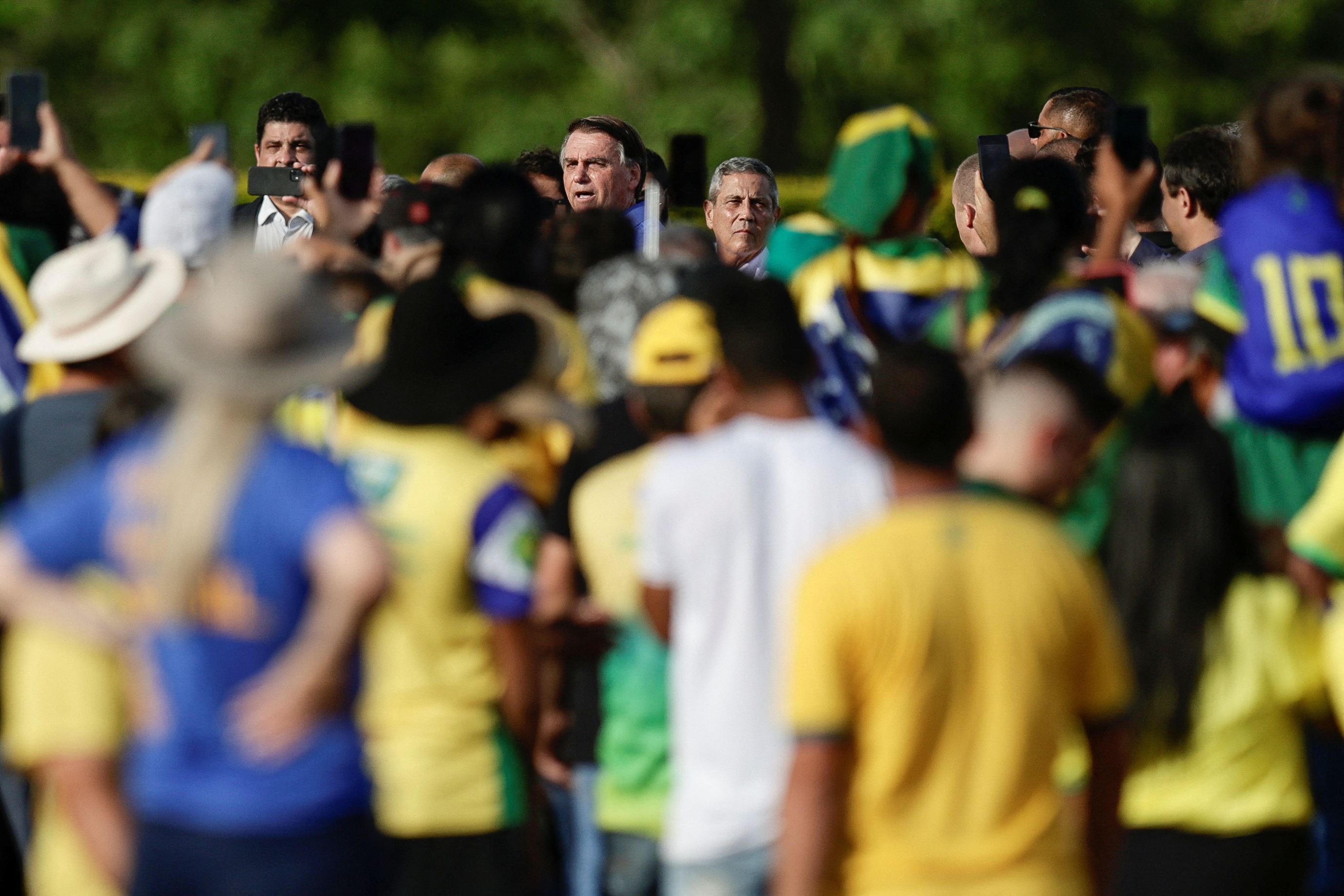 Der brasilianische Präsident Jair Bolsonaro trifft sich mit Unterstützern im Alvorada-Palast in Brasilia (REUTERS/Ueslei Marcelino)