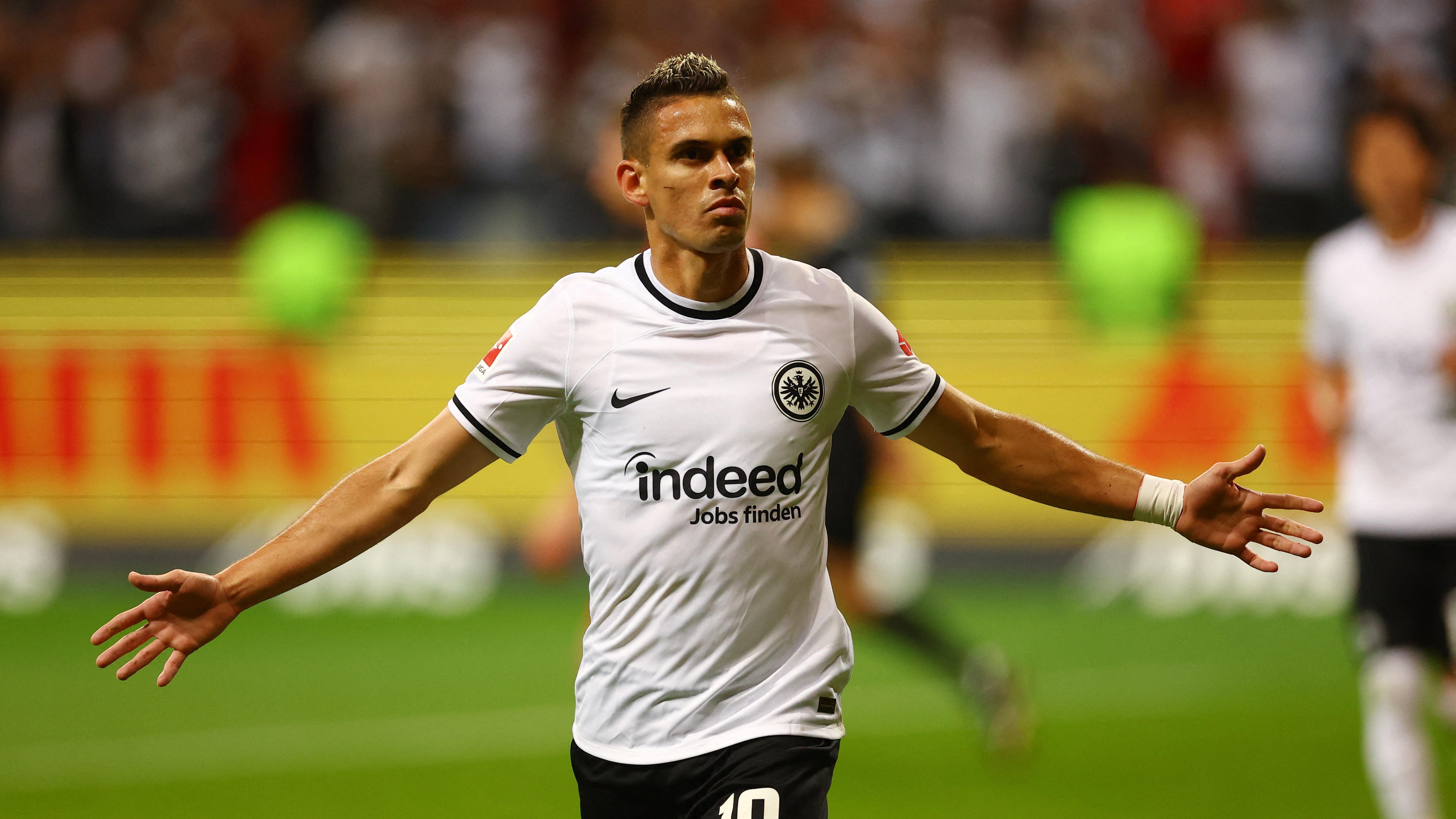 El técnico del Frankfurt elogió a Santos Borré tras anotar doblete en amistoso, pero el colombiano sigue buscando salir del club